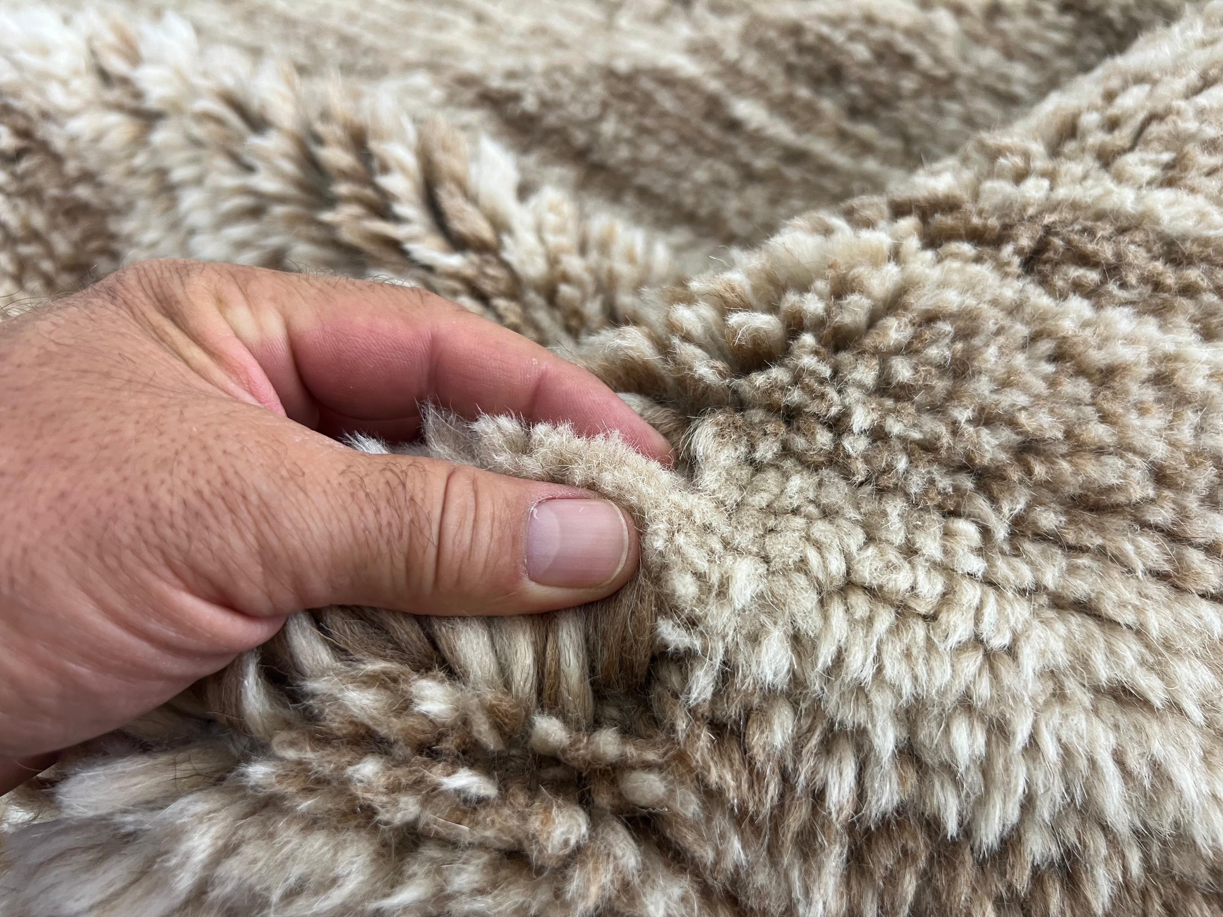 Minimalistischer handgeknüpfter Tulu-Teppich. 100% natürliche Wolle. Marokkanischer Berberteppich im Angebot 5