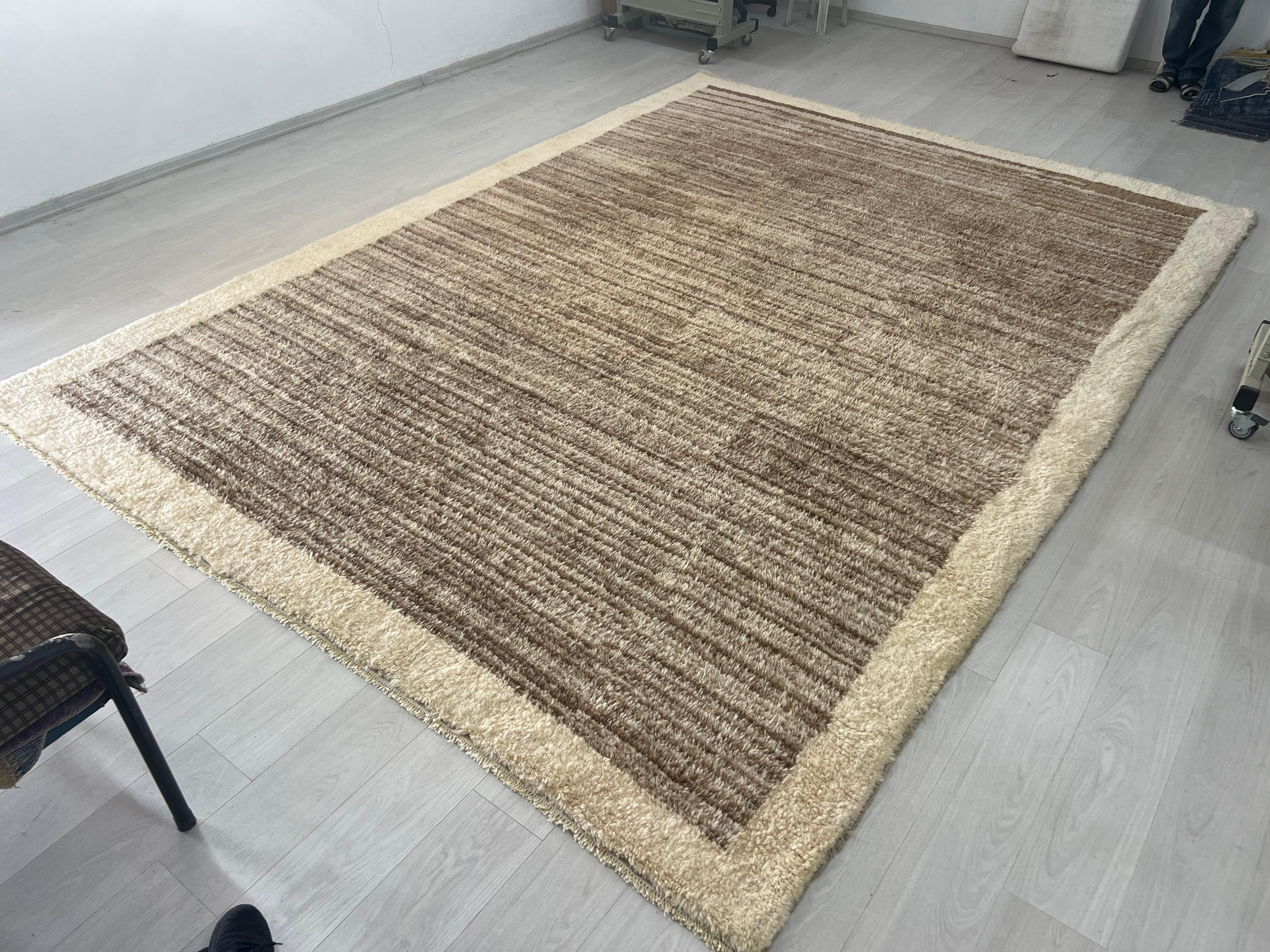 Minimalistischer handgeknüpfter Tulu-Teppich. 100% natürliche Wolle. Marokkanischer Berberteppich im Zustand „Neu“ im Angebot in Spring Valley, NY