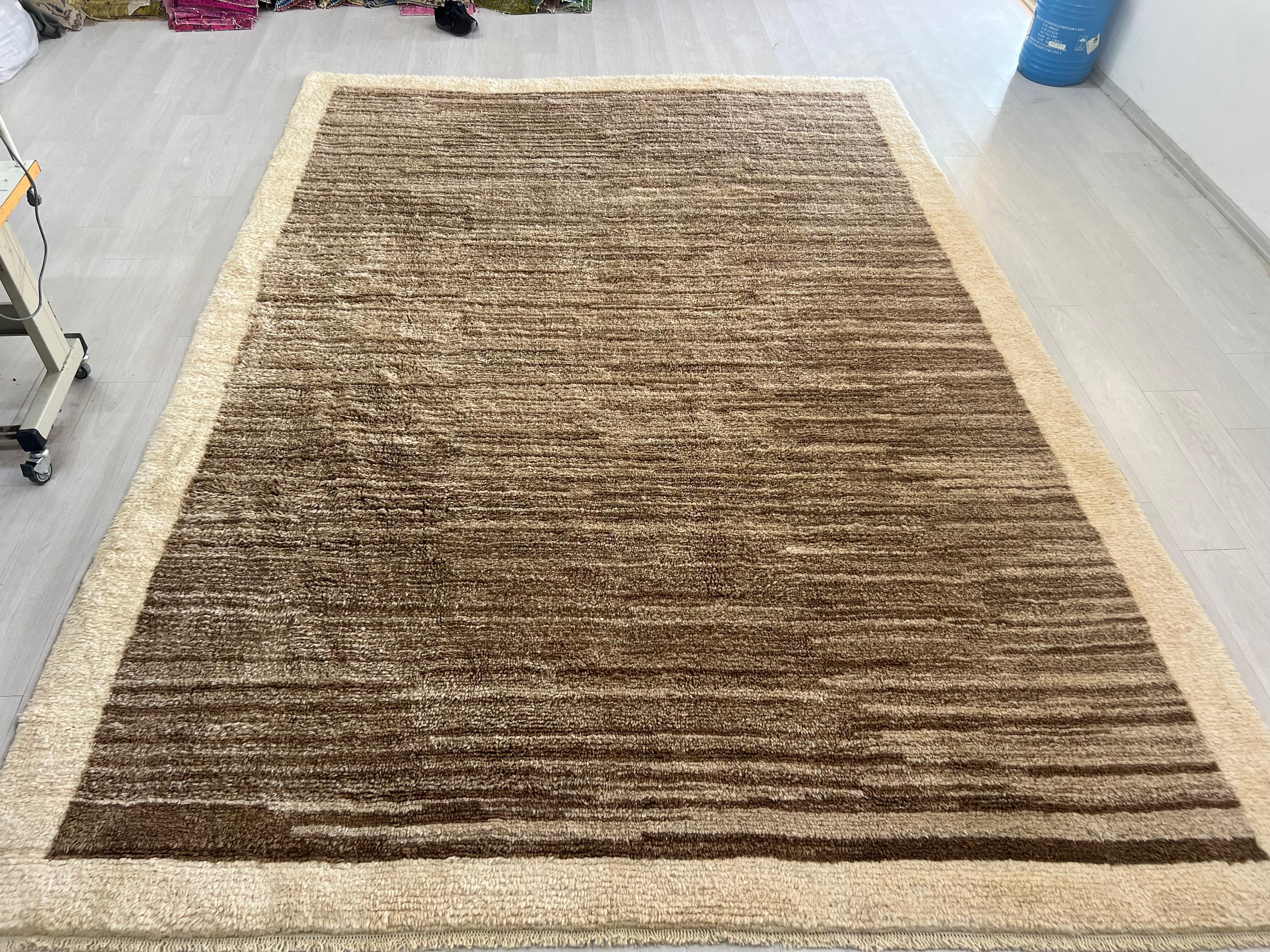 Minimalistischer handgeknüpfter Tulu-Teppich. 100% natürliche Wolle. Marokkanischer Berberteppich (21. Jahrhundert und zeitgenössisch) im Angebot