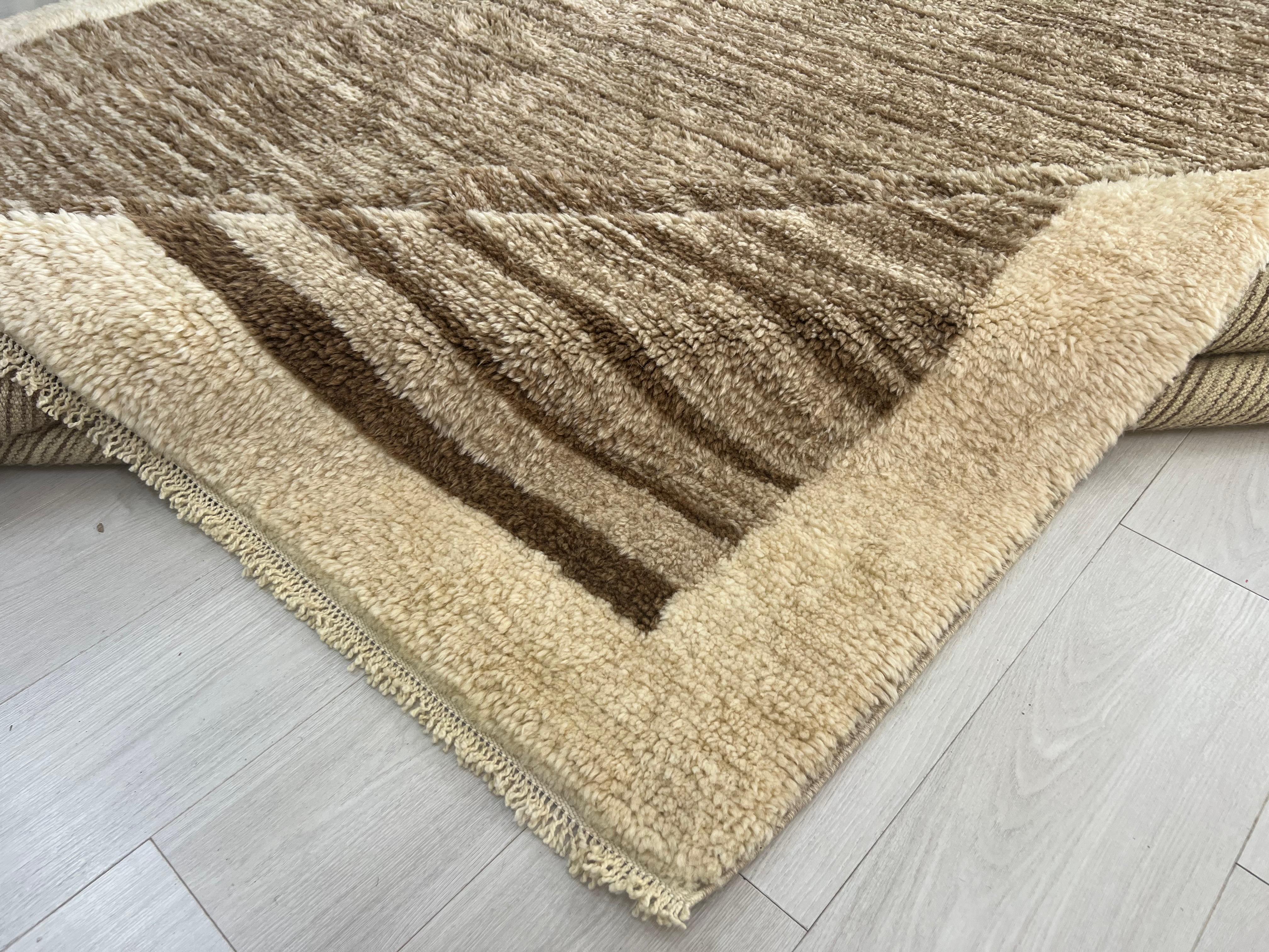 Minimalistischer handgeknüpfter Tulu-Teppich. 100% natürliche Wolle. Marokkanischer Berberteppich im Angebot 1