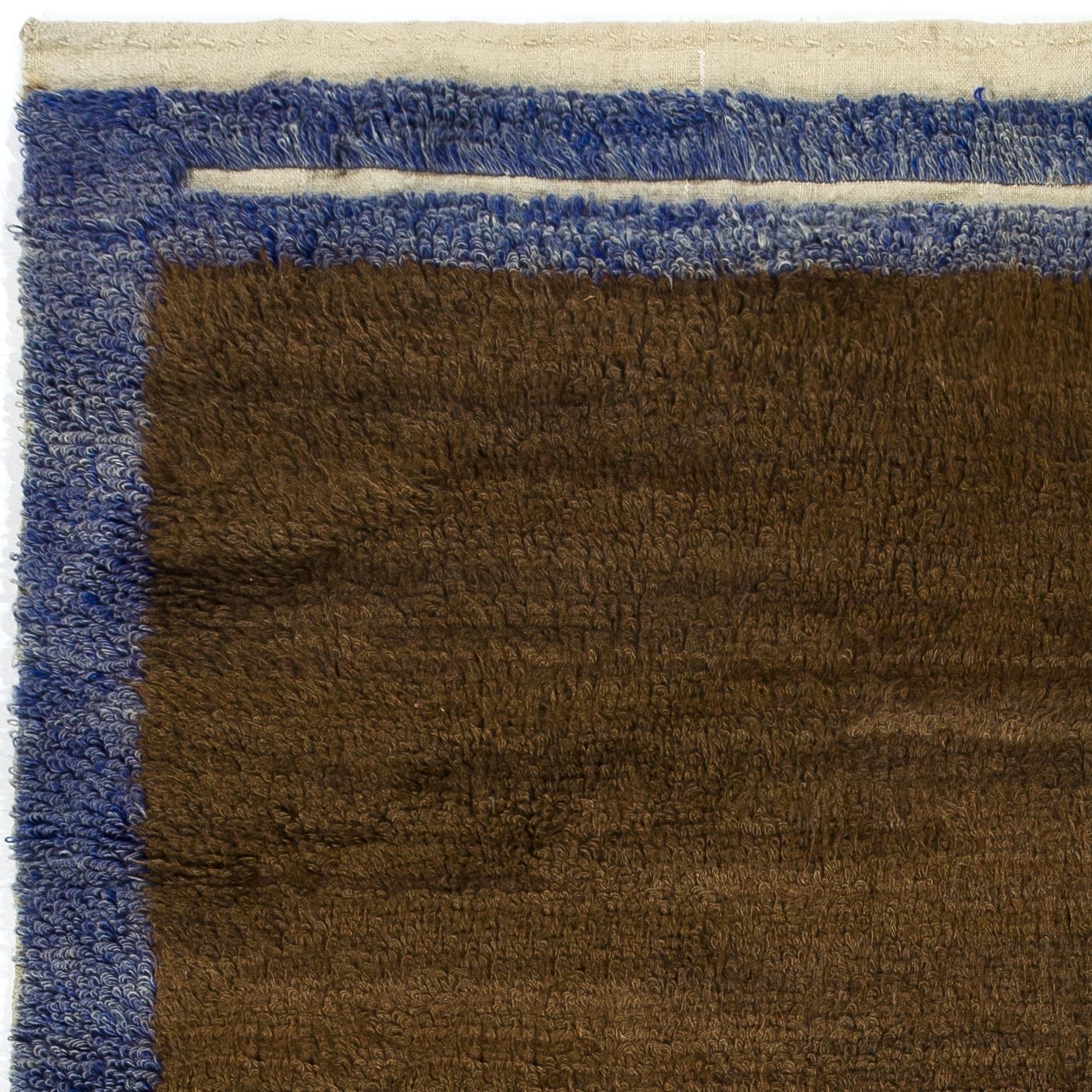 Alfombra Tulu Minimalista Anudada a Mano con Campo Marrón y Borde Azul. 100% Lana Turco en venta