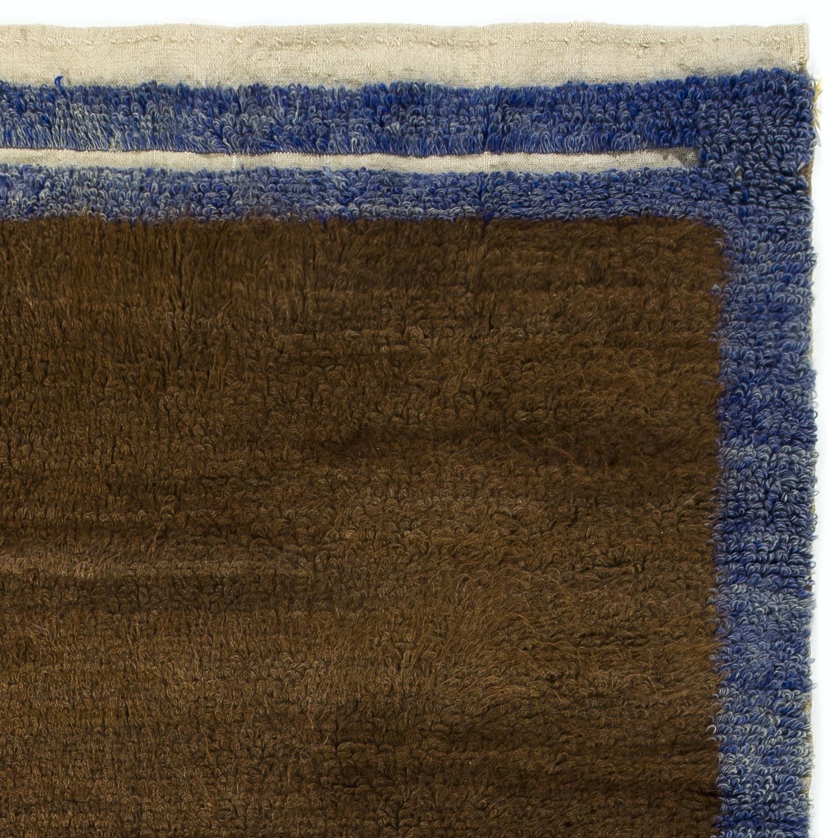Alfombra Tulu Minimalista Anudada a Mano con Campo Marrón y Borde Azul. 100% Lana Anudado a mano en venta