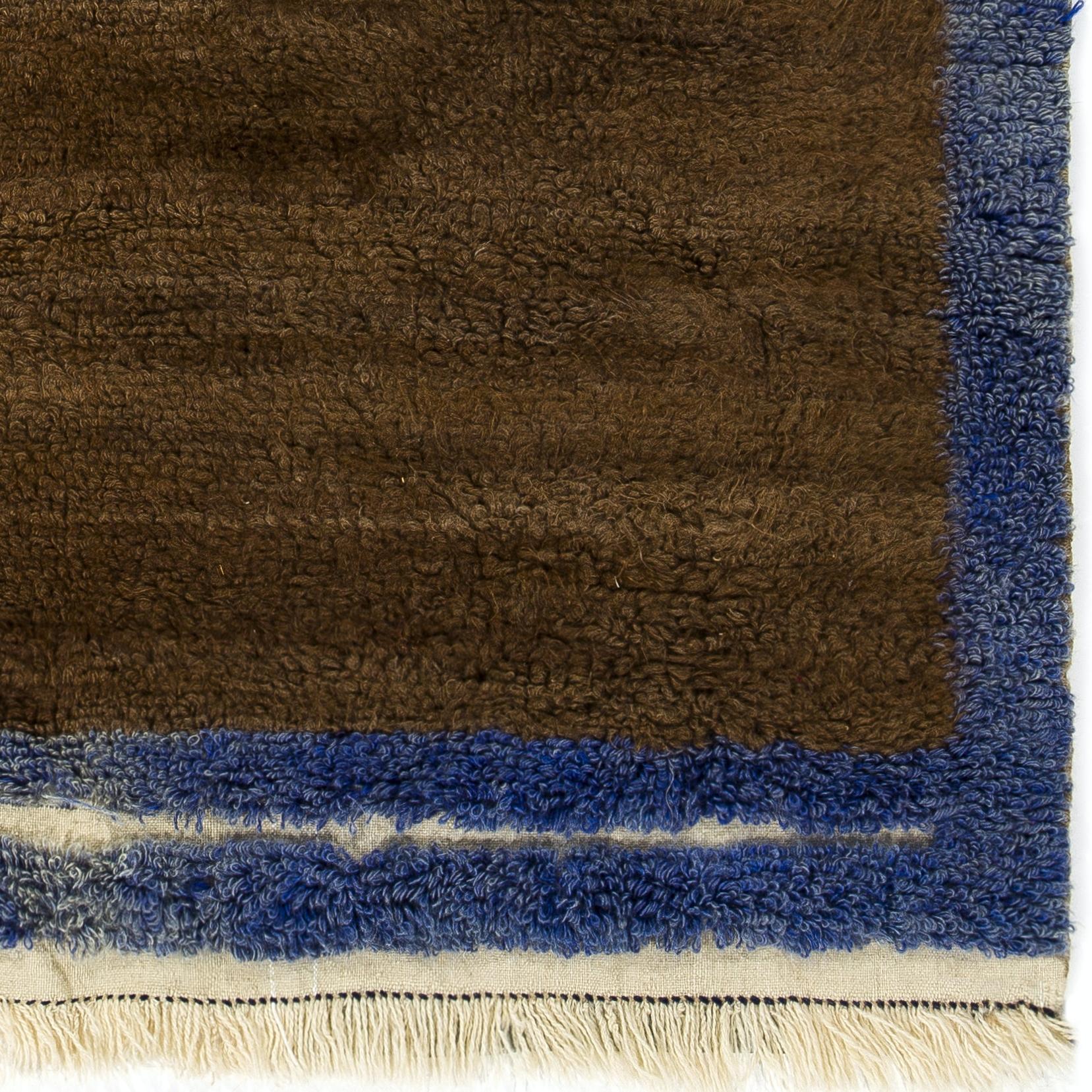 Alfombra Tulu Minimalista Anudada a Mano con Campo Marrón y Borde Azul. 100% Lana en Nuevo estado para la venta en Spring Valley, NY