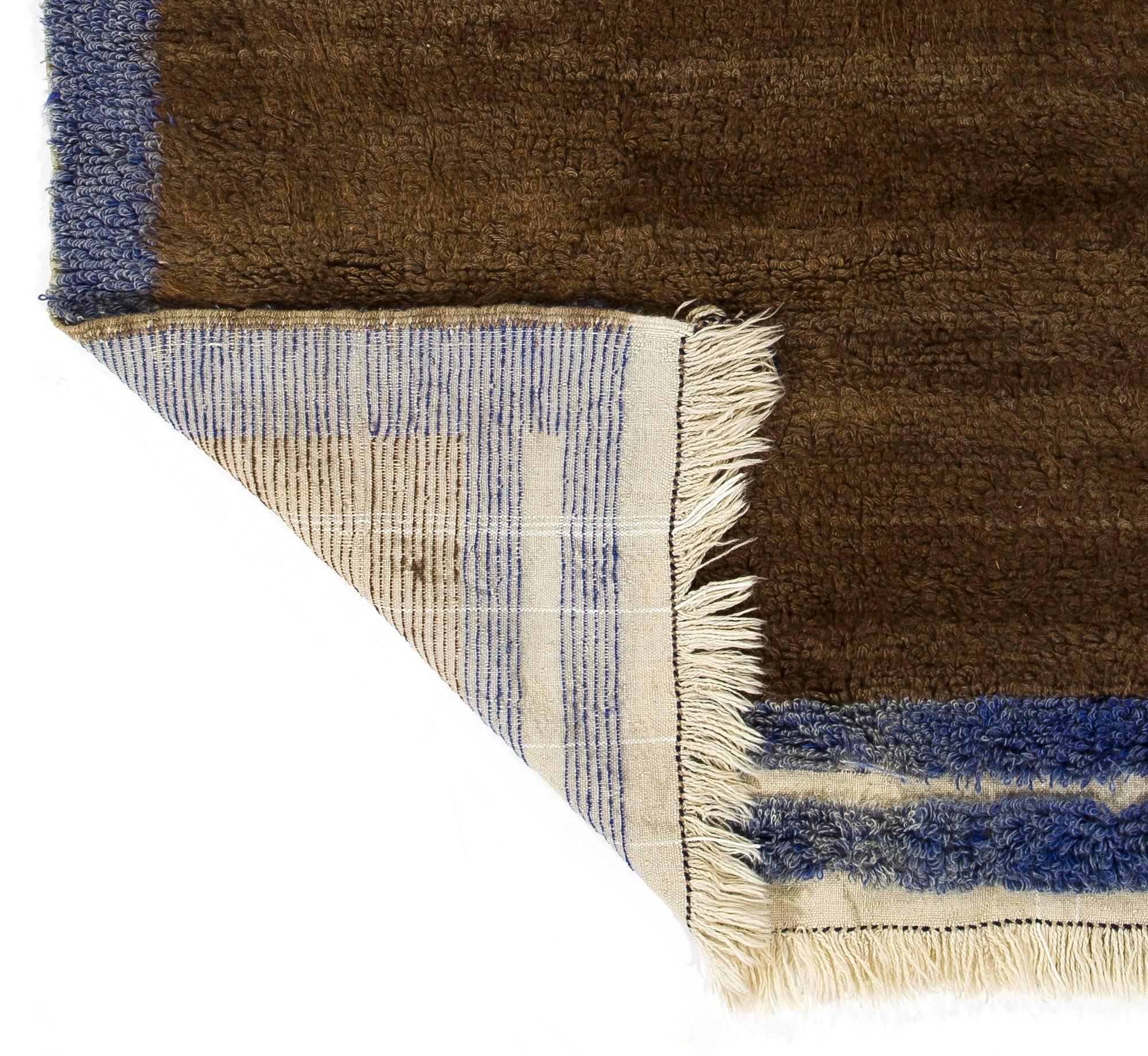 Alfombra Tulu Minimalista Anudada a Mano con Campo Marrón y Borde Azul. 100% Lana Siglo XXI y contemporáneo en venta