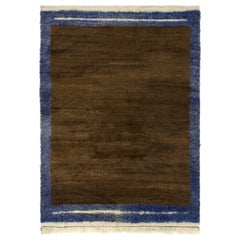Alfombra Tulu Minimalista Anudada a Mano con Campo Marrón y Borde Azul. 100% Lana