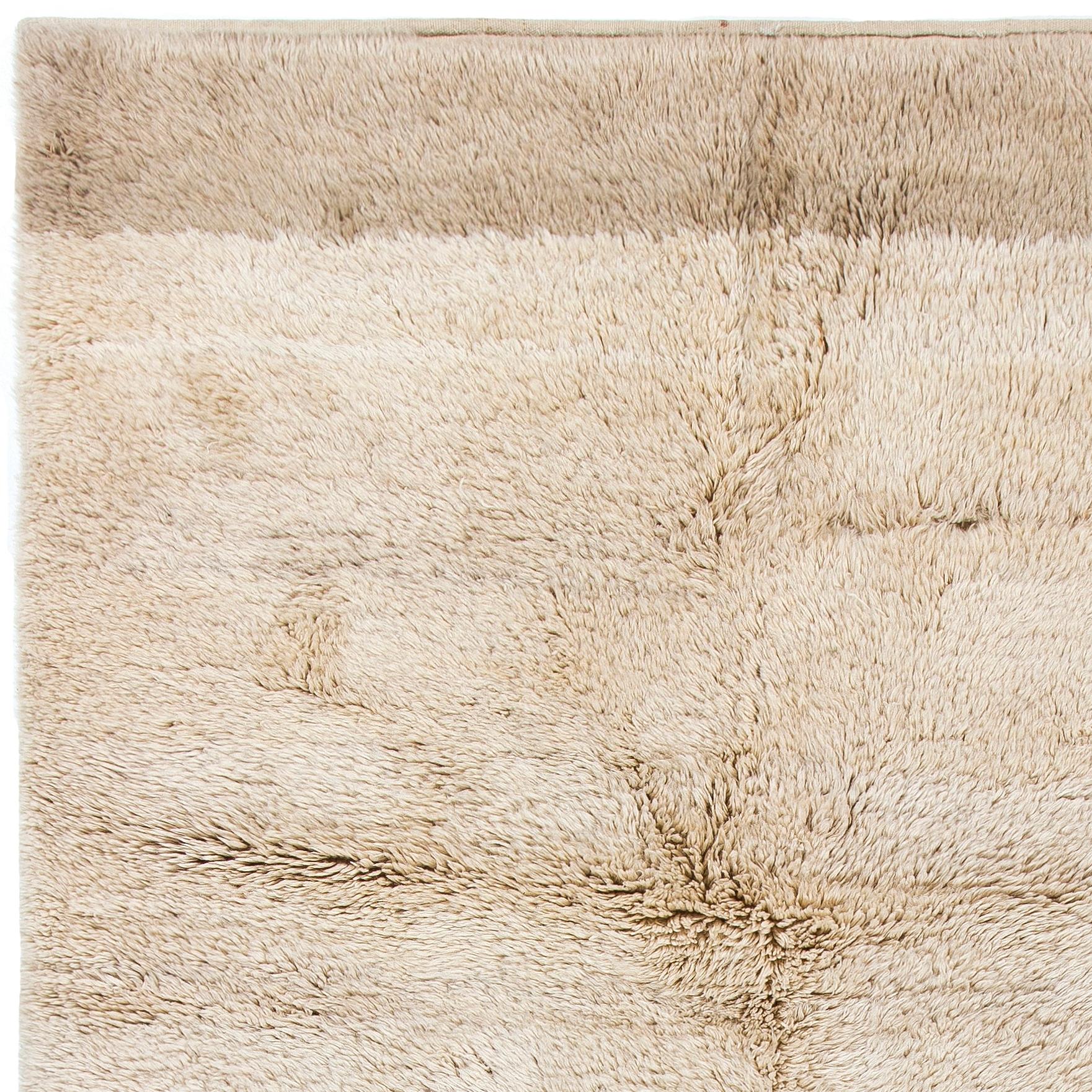 Minimalistischer handgeknüpfter türkischer „Shepherd's Tulu“-Teppich, 100 % natürliche, unbefärbte Wolle (Türkisch) im Angebot