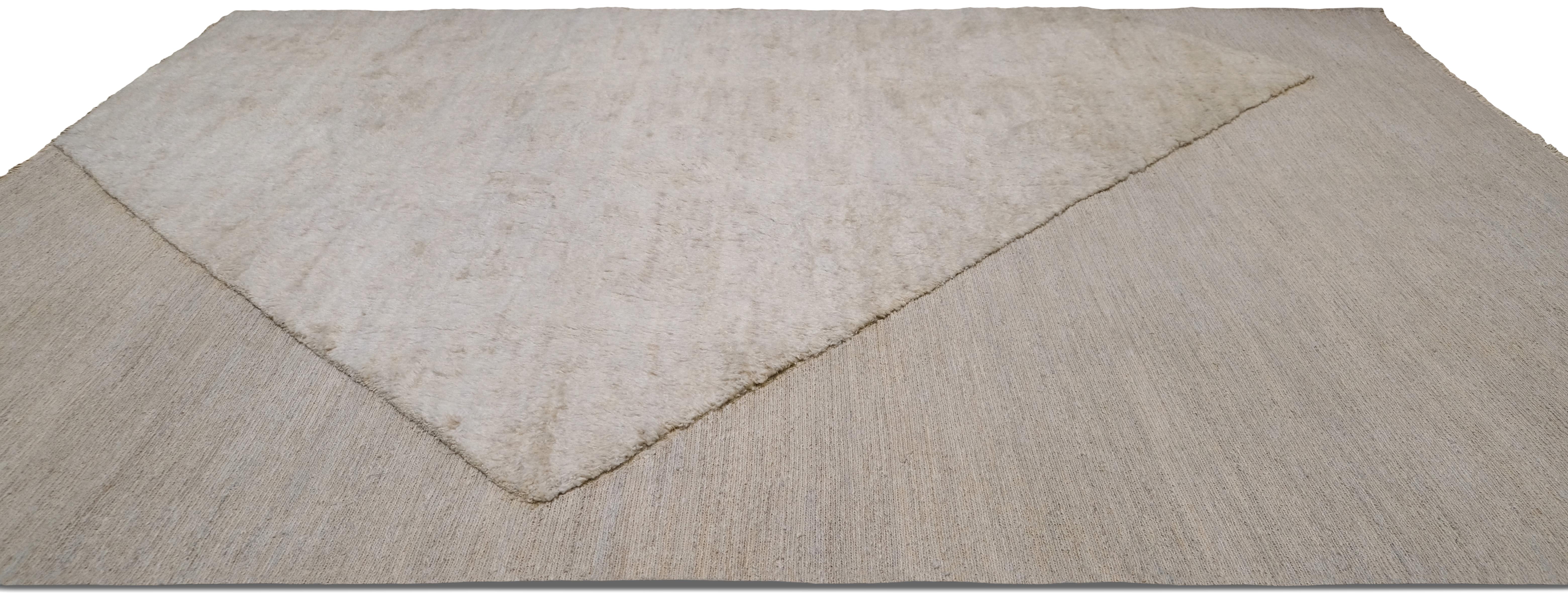 Élevez votre intérieur avec ce tapis sophistiqué en laine nouée à la main, méticuleusement fabriqué. Doté d'un design épuré et minimaliste, ce tapis présente un jeu géométrique de tons neutres, notamment beige, ivoire, gris et crème, ce qui en fait
