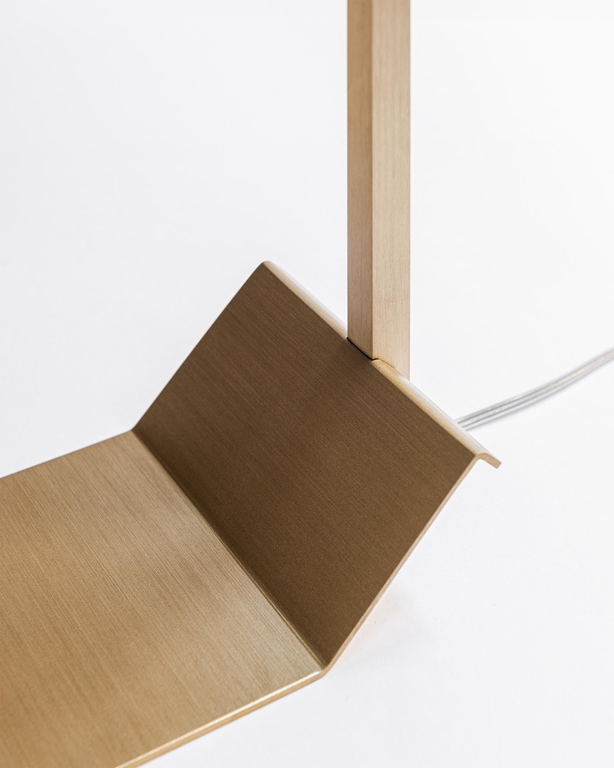 XXIe siècle et contemporain Lampe de bureau moderne et minimaliste en laiton faite à la main par Formaminima en vente