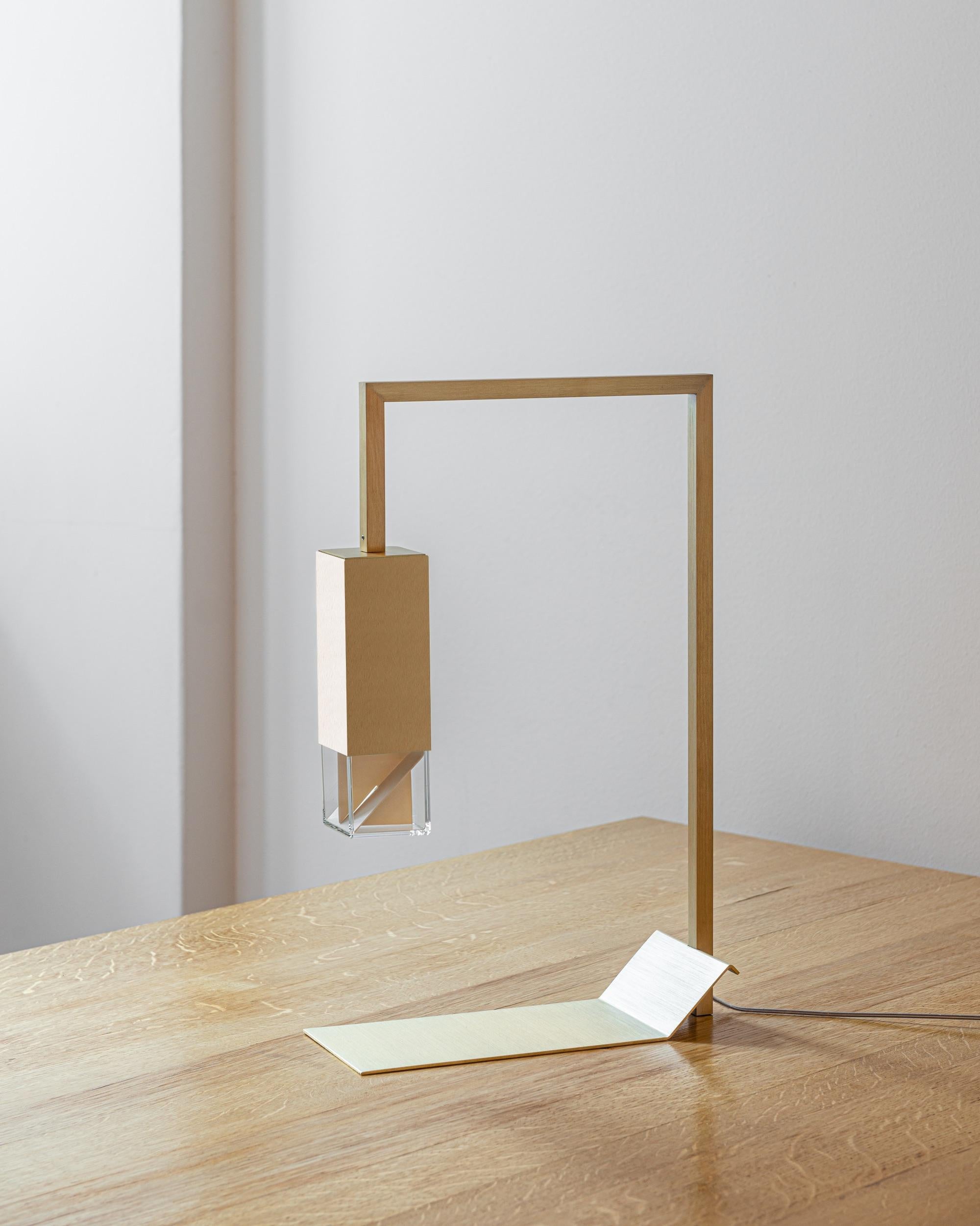 Moderne, minimalistische, handgefertigte Tischlampe aus Messing von Formaminima im Angebot 2