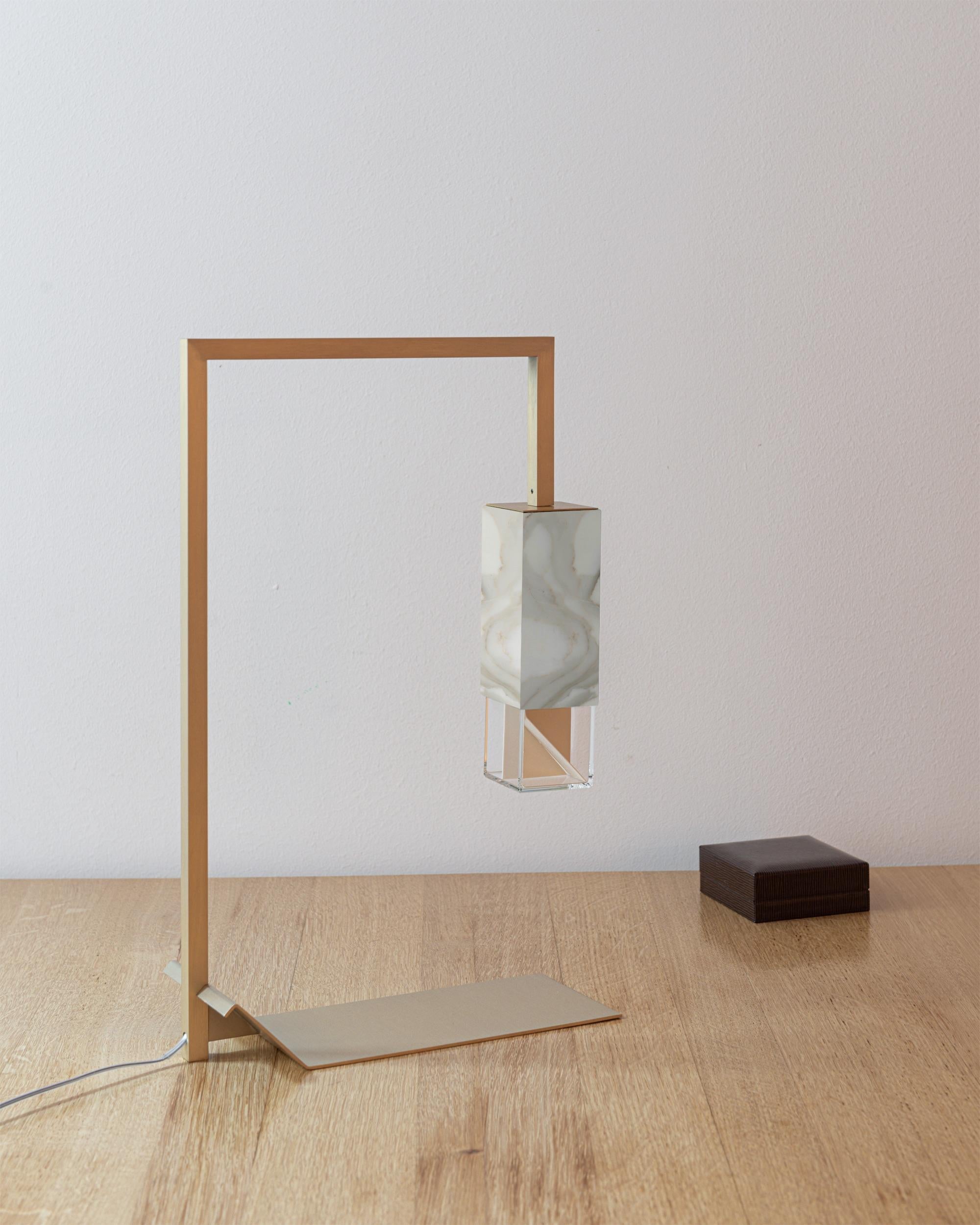 Laiton Lampe de bureau moderne et minimaliste en marbre Calacatta faite à la main par Formaminima en vente