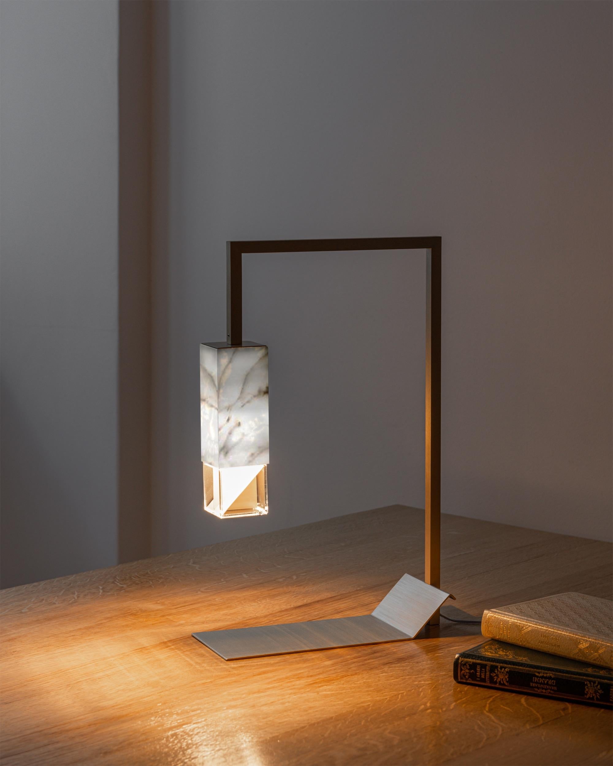 Moderne, minimalistische, handgefertigte Calacatta-Marmor-Tischlampe von Formaminima im Angebot 2