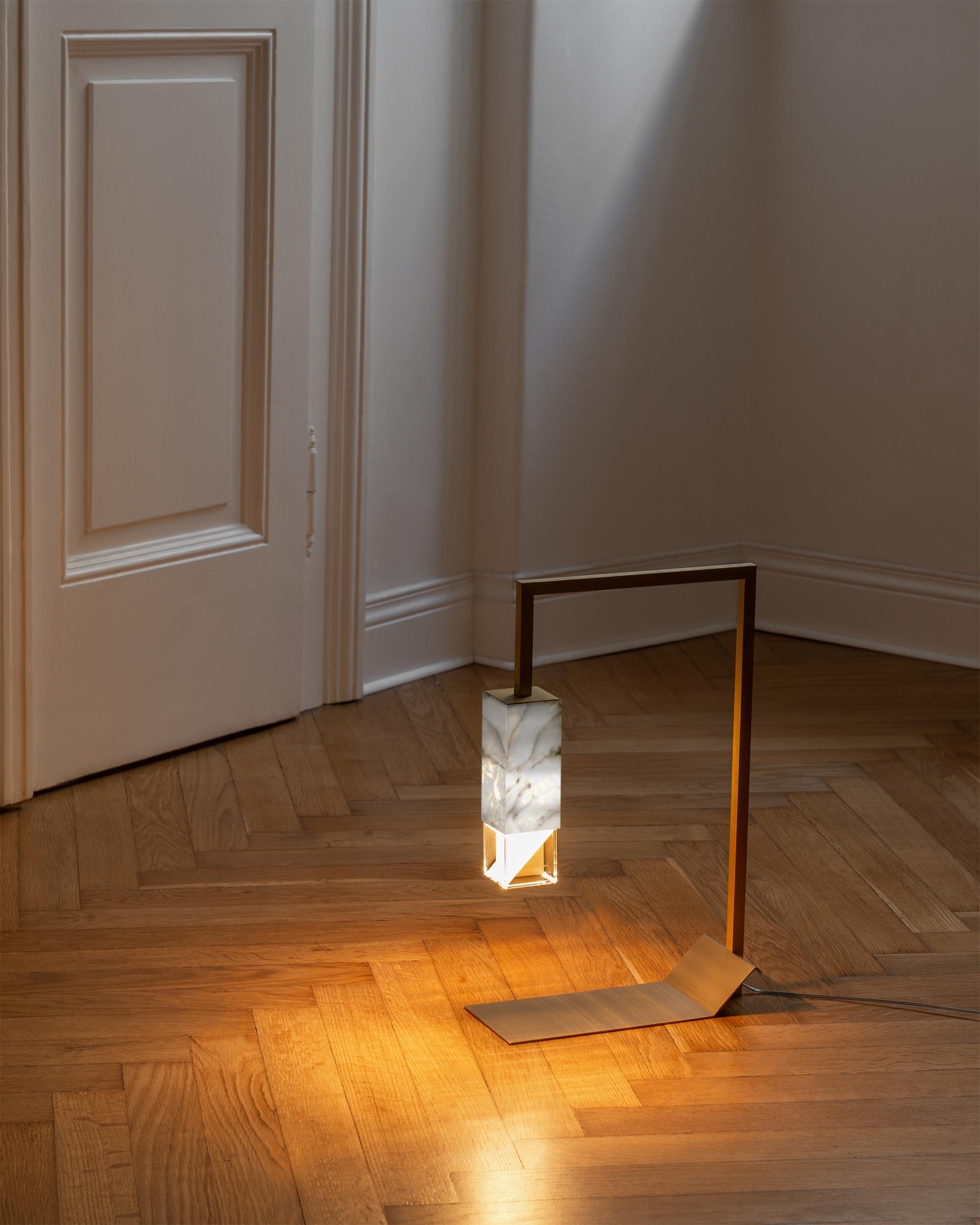 Lampe de bureau moderne et minimaliste en marbre Calacatta faite à la main par Formaminima en vente 2