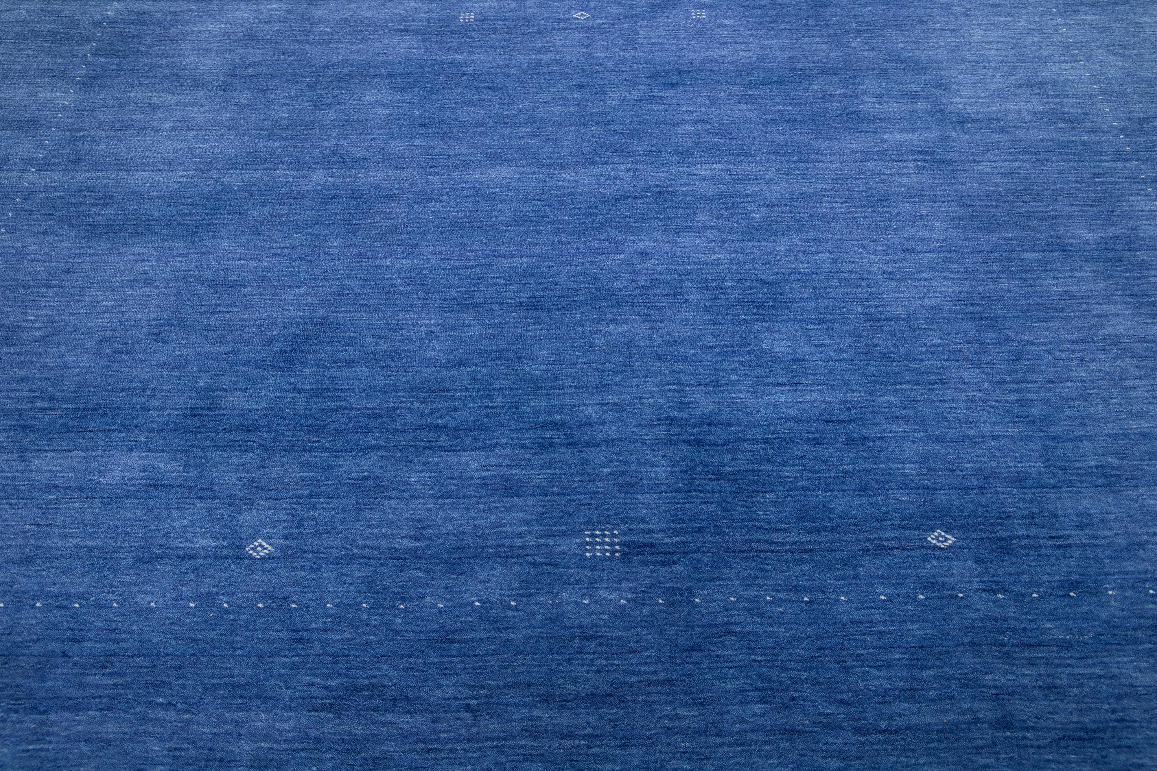 Minimalistischer handgefertigter moderner persischer Gabbeh-Wollteppich in Marineblau im Zustand „Neu“ im Angebot in Norwalk, CT