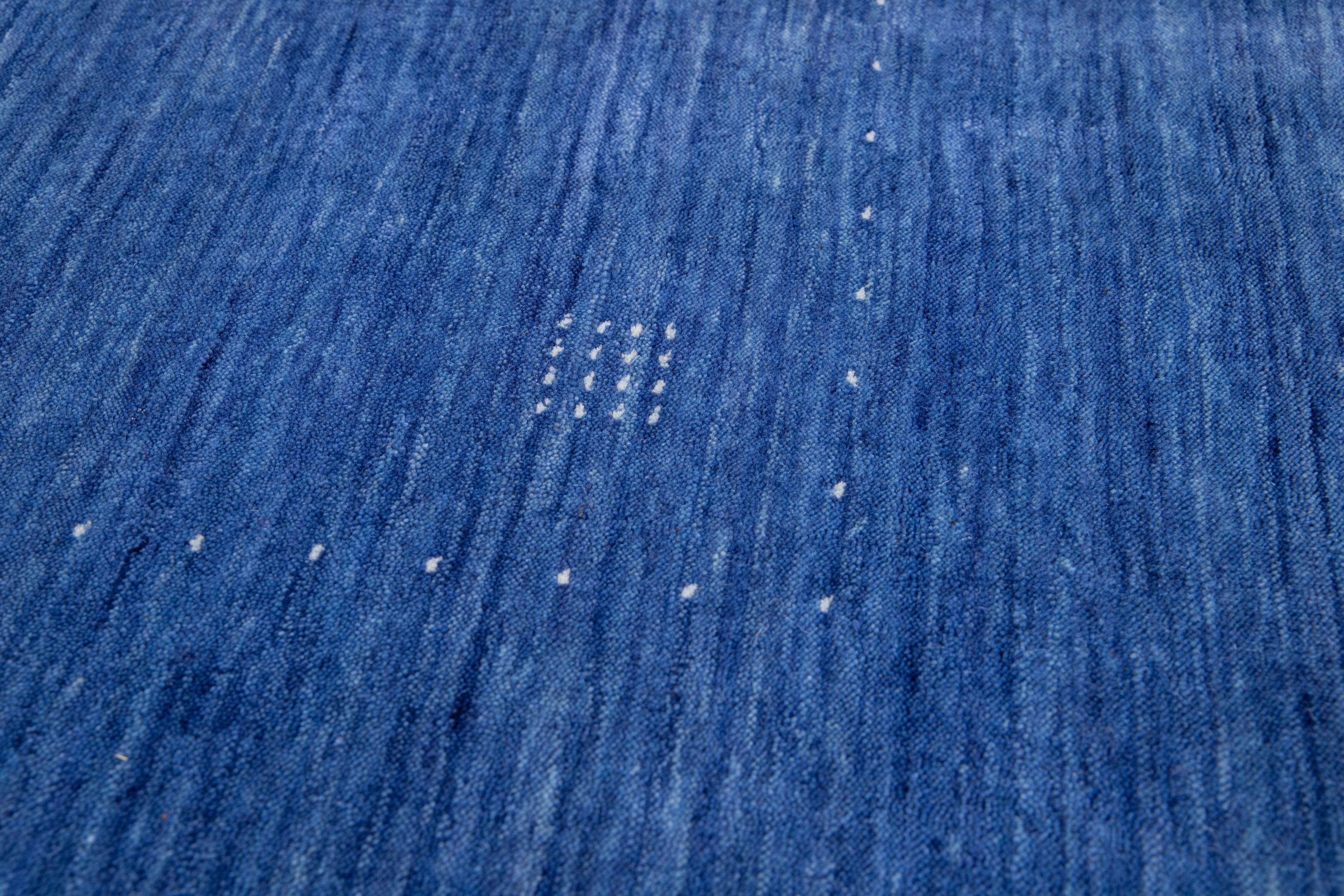 Minimalistischer handgefertigter moderner persischer Gabbeh-Wollteppich in Marineblau (Wolle) im Angebot