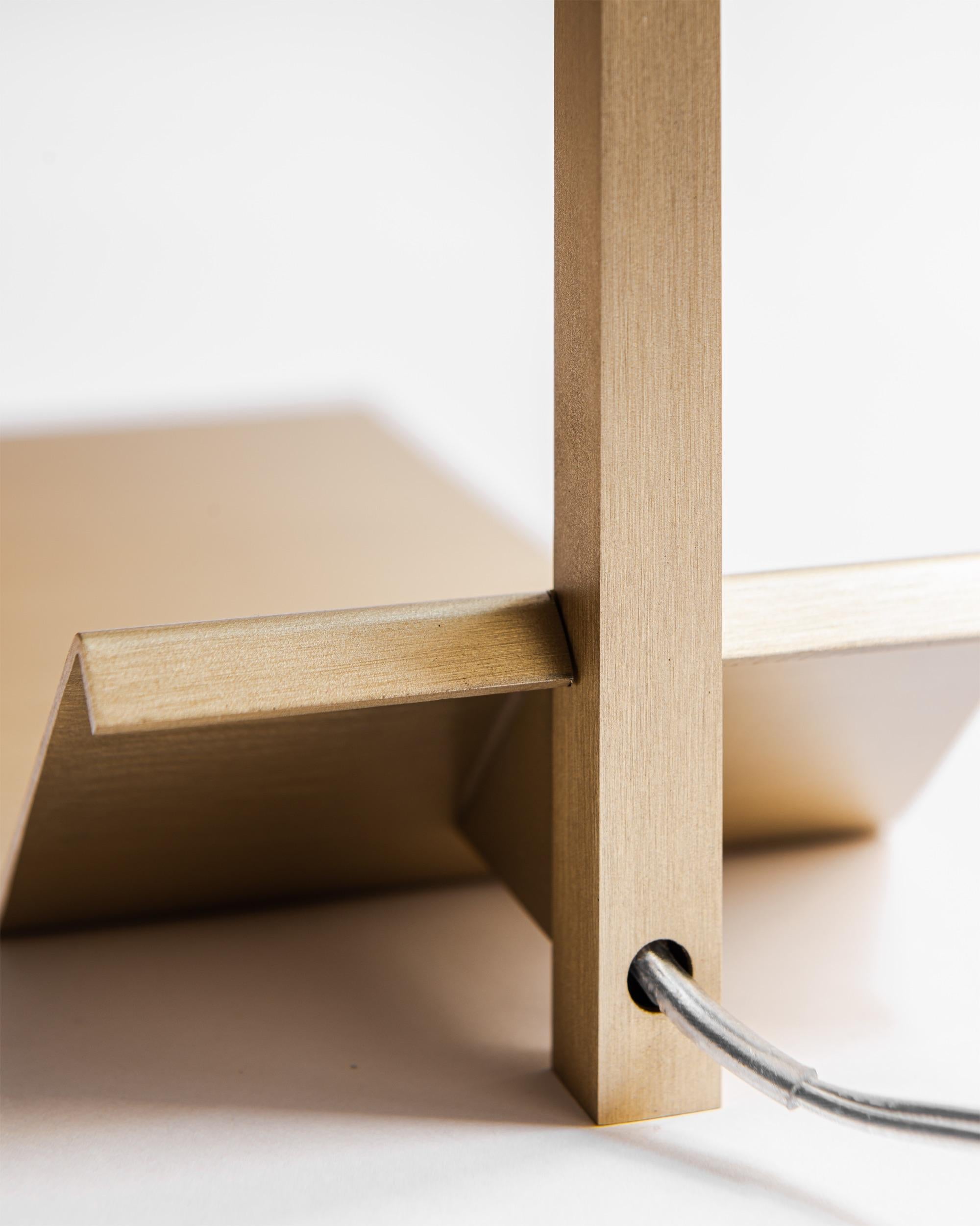 italien Lampe de bureau moderne et minimaliste en bois de noyer faite à la main par Formaminima en vente