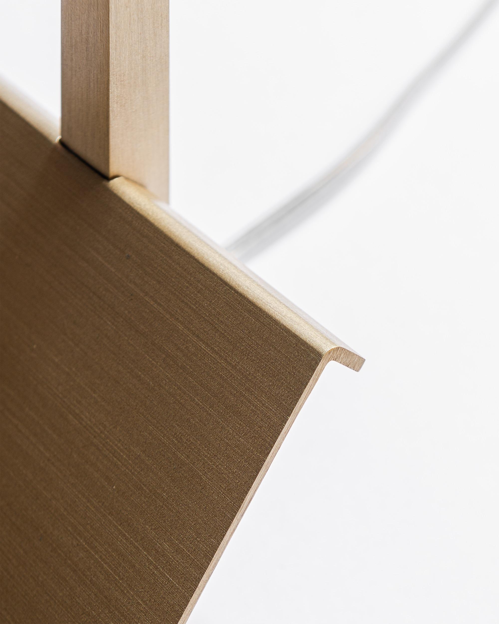 Moderne minimalistische handgefertigte Tischlampe aus Nussbaumholz von Formaminima (21. Jahrhundert und zeitgenössisch) im Angebot