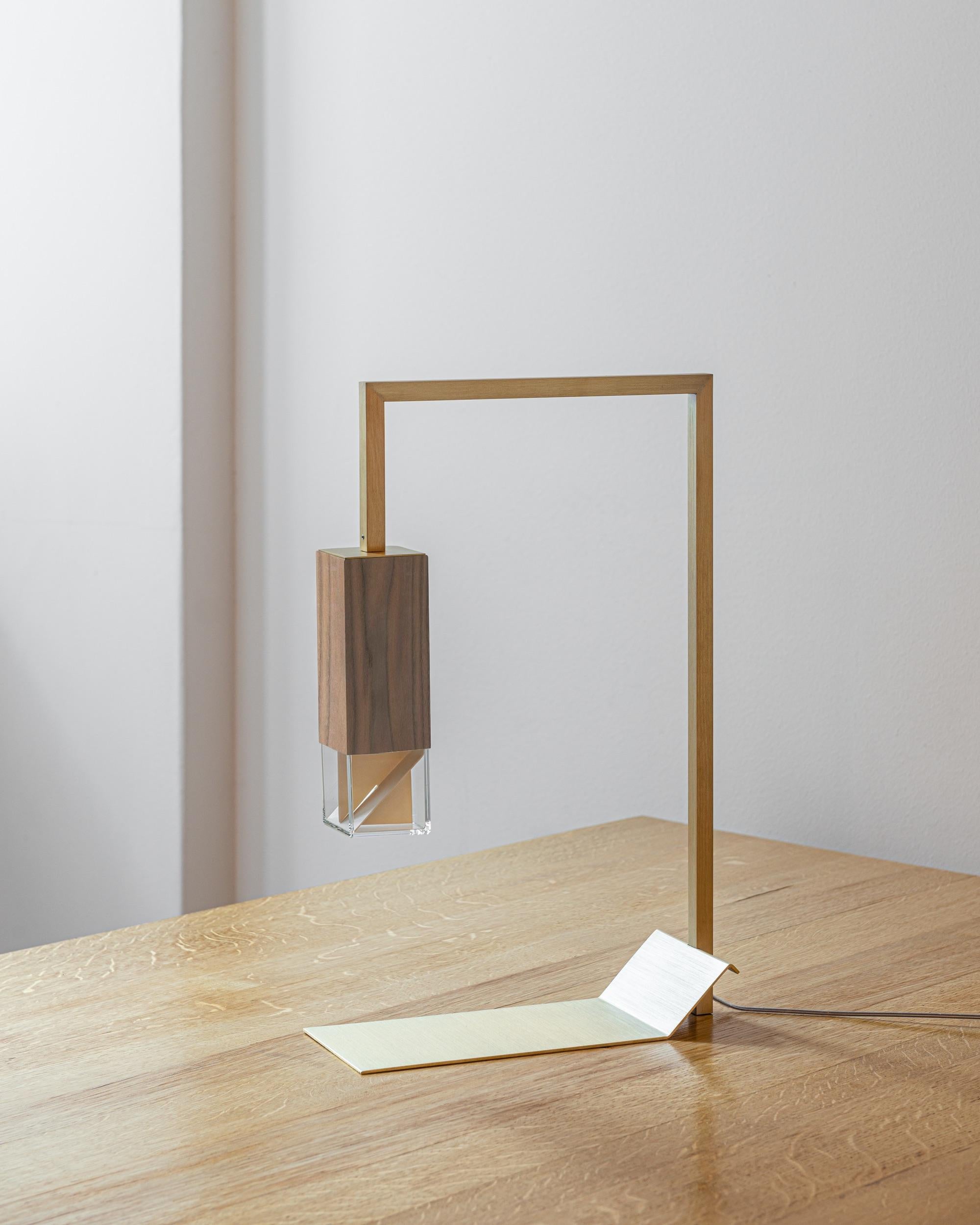 Moderne minimalistische handgefertigte Tischlampe aus Nussbaumholz von Formaminima im Angebot 1