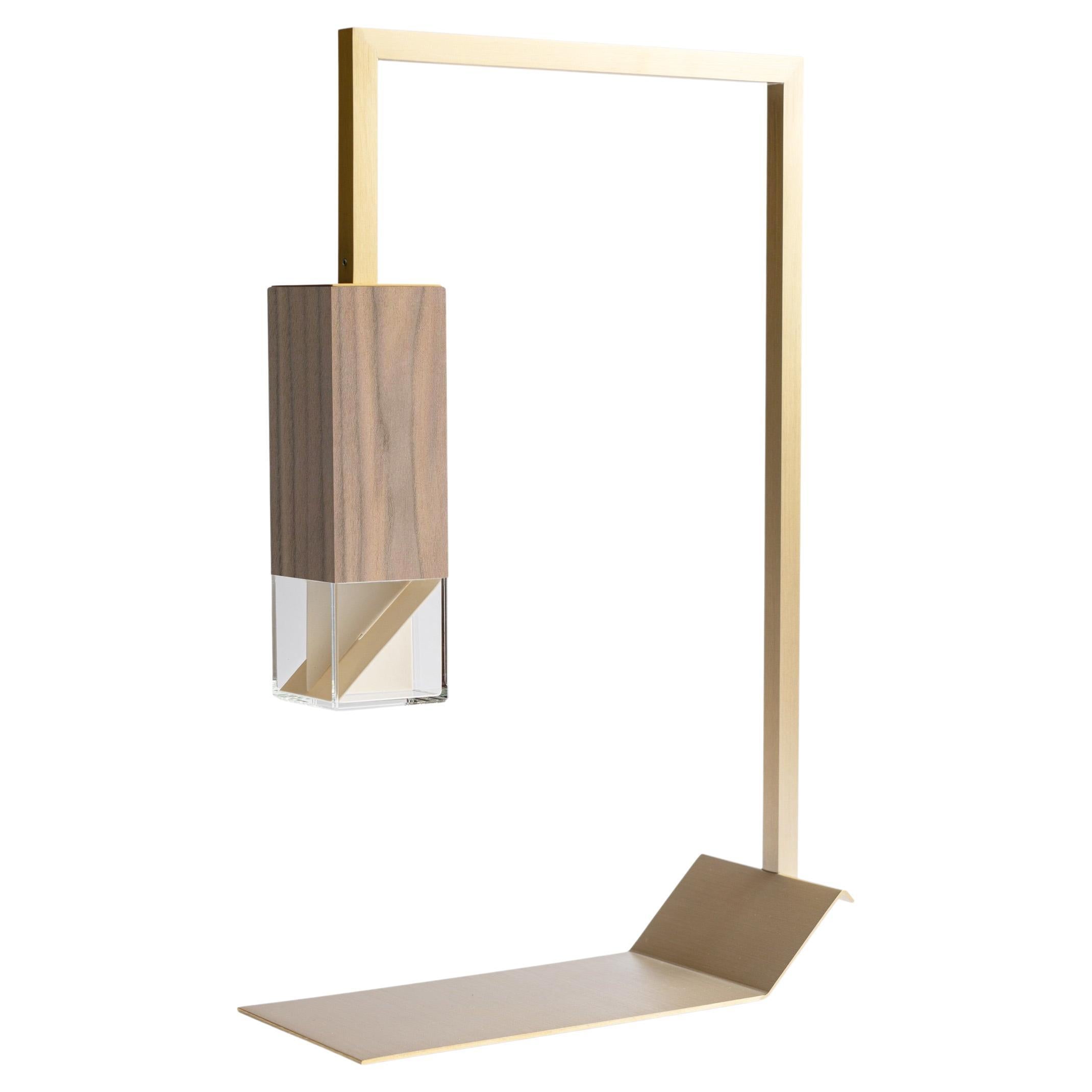 Moderne minimalistische handgefertigte Tischlampe aus Nussbaumholz von Formaminima im Angebot