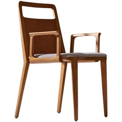 Silla minimalista de madera maciza con asiento tapizado en tela o piel