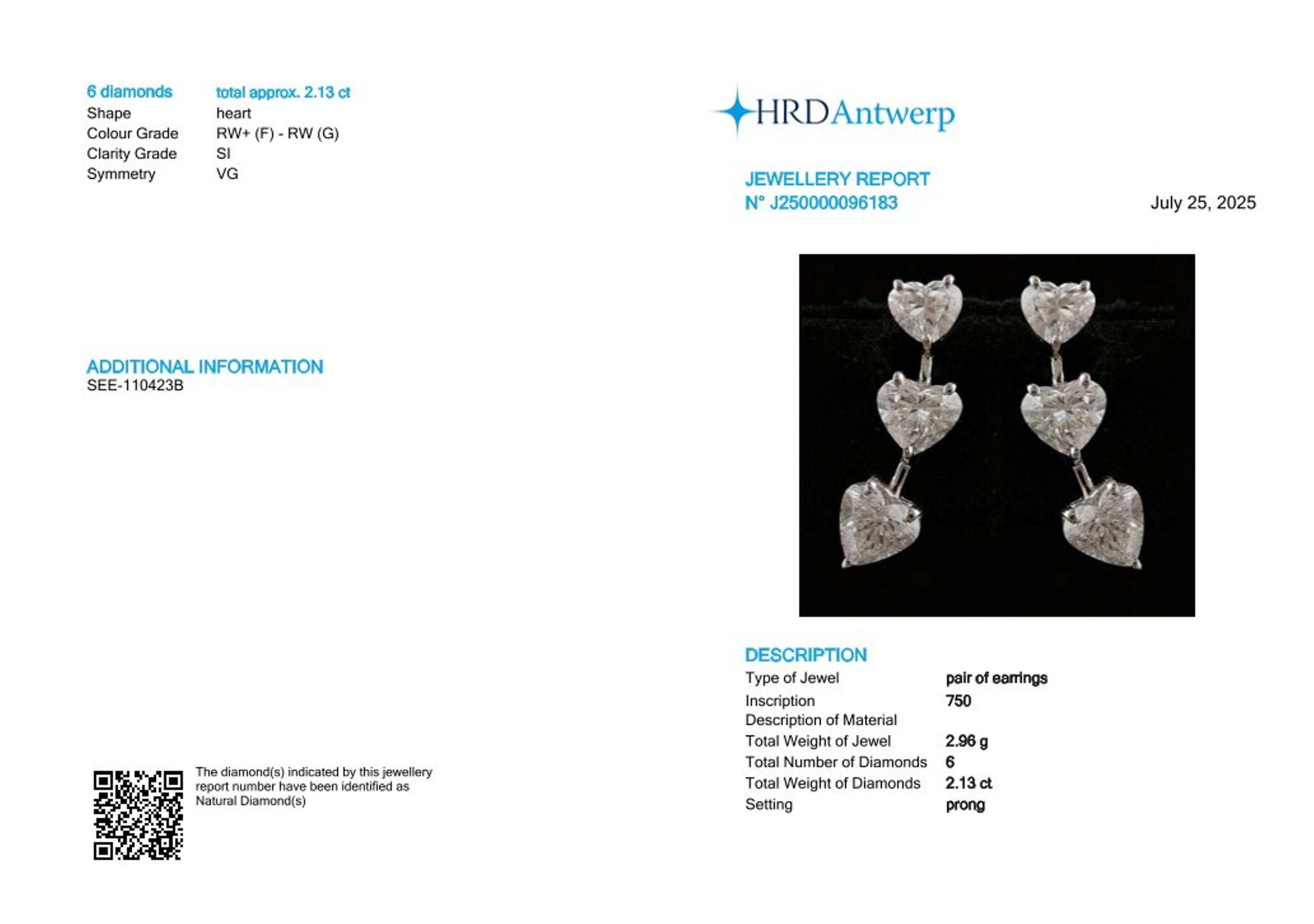 Diese exquisiten Ohrringe sind aus 18-karätigem Gold gegossen und mit funkelnden Diamanten von 2,13 Karat besetzt. Der Diamant ist ein Geburtsstein des Monats April und soll das Selbstvertrauen stärken und die Kreativität fördern. Ein wunderbares