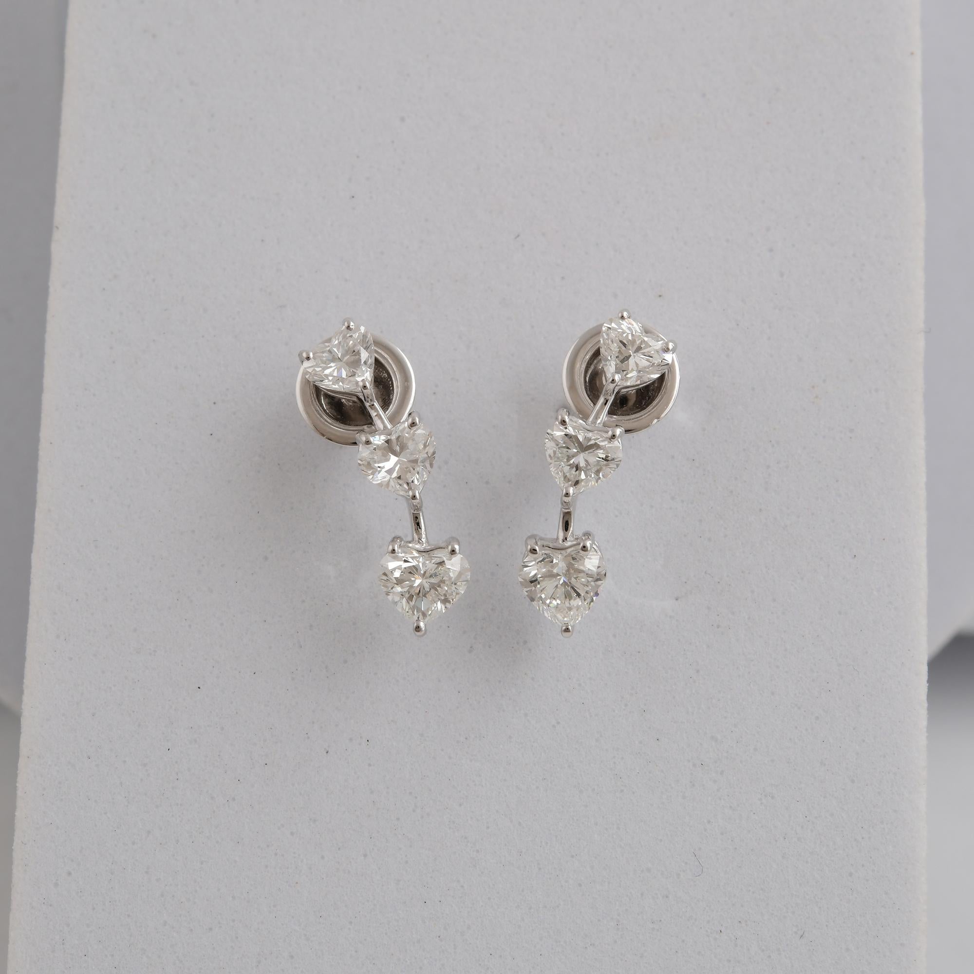 Coulées dans de l'or 18 carats, ces boucles d'oreilles exquises sont serties de 2,13 carats de diamants étincelants. Le diamant, pierre de naissance du mois d'avril, est censé renforcer la confiance en soi et la créativité. Un merveilleux cadeau