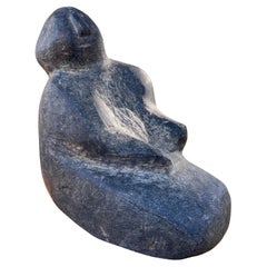 Escultura minimalista inuit atribuida a Marc Aliskaswa