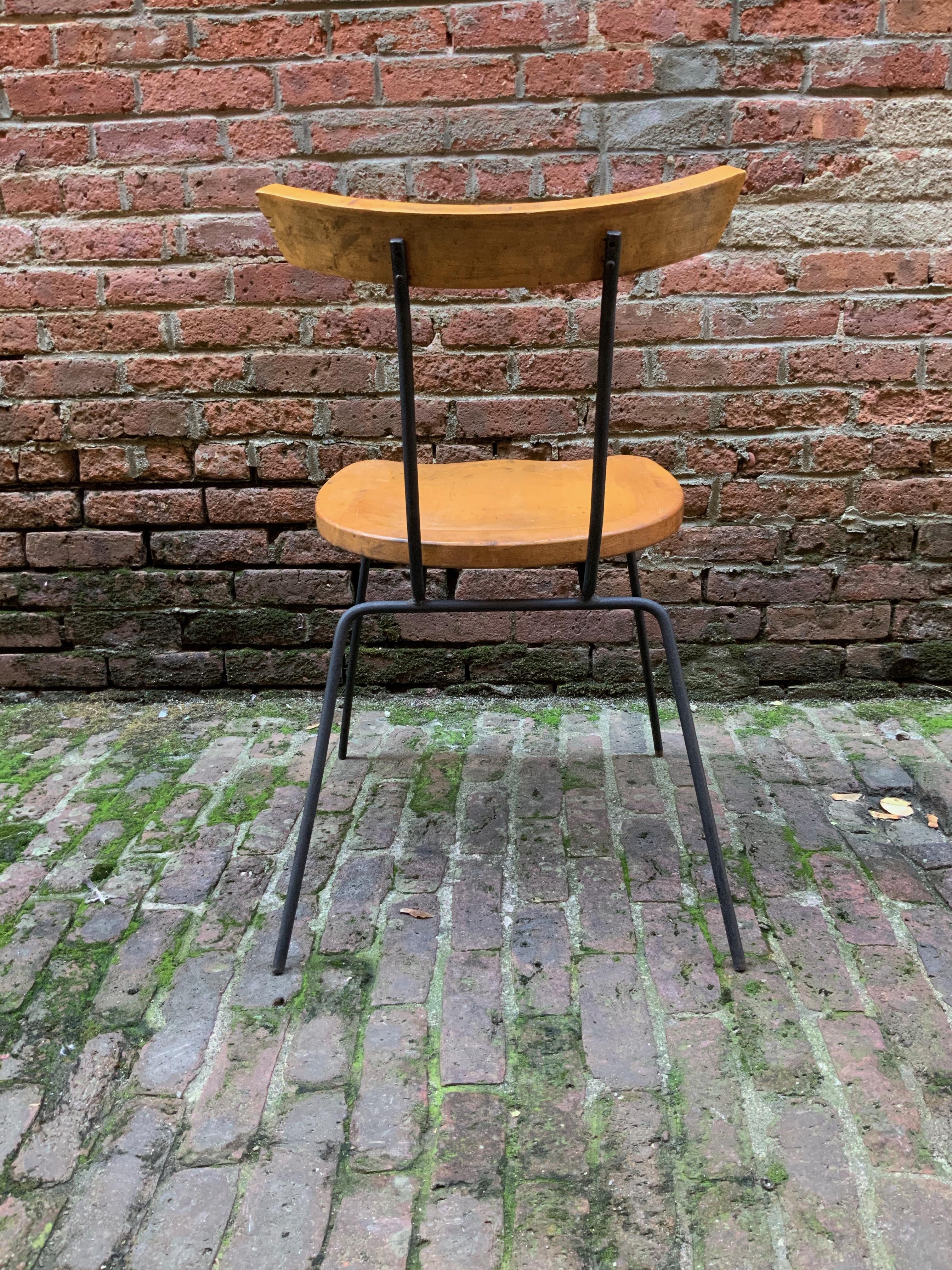 Minimalist Iron and Maple Chair in the Manner of Paul McCobb In Good Condition For Sale In Garnerville, NY