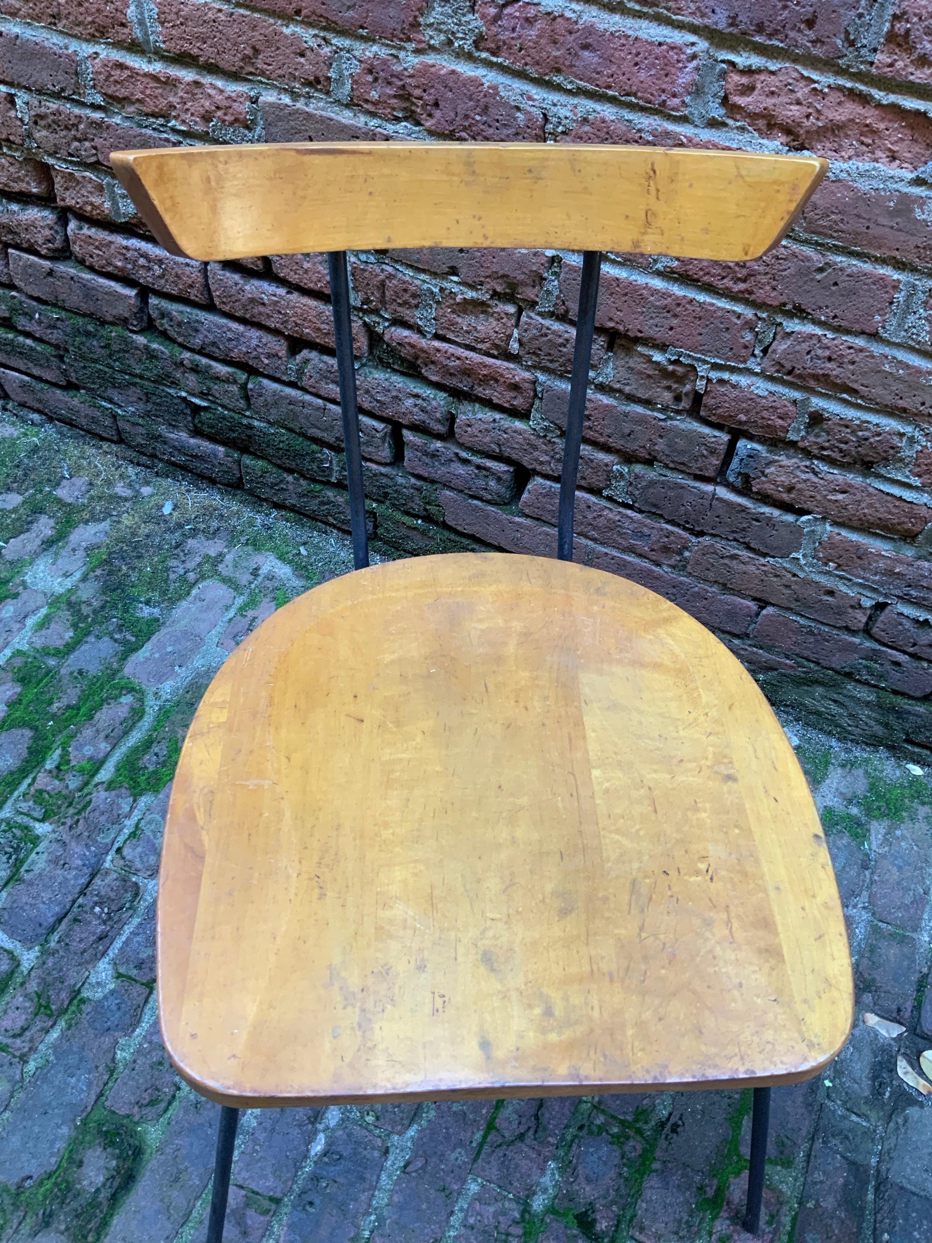 Minimalistischer Stuhl aus Eisen und Ahorn in der Art von Paul McCobb im Angebot 1