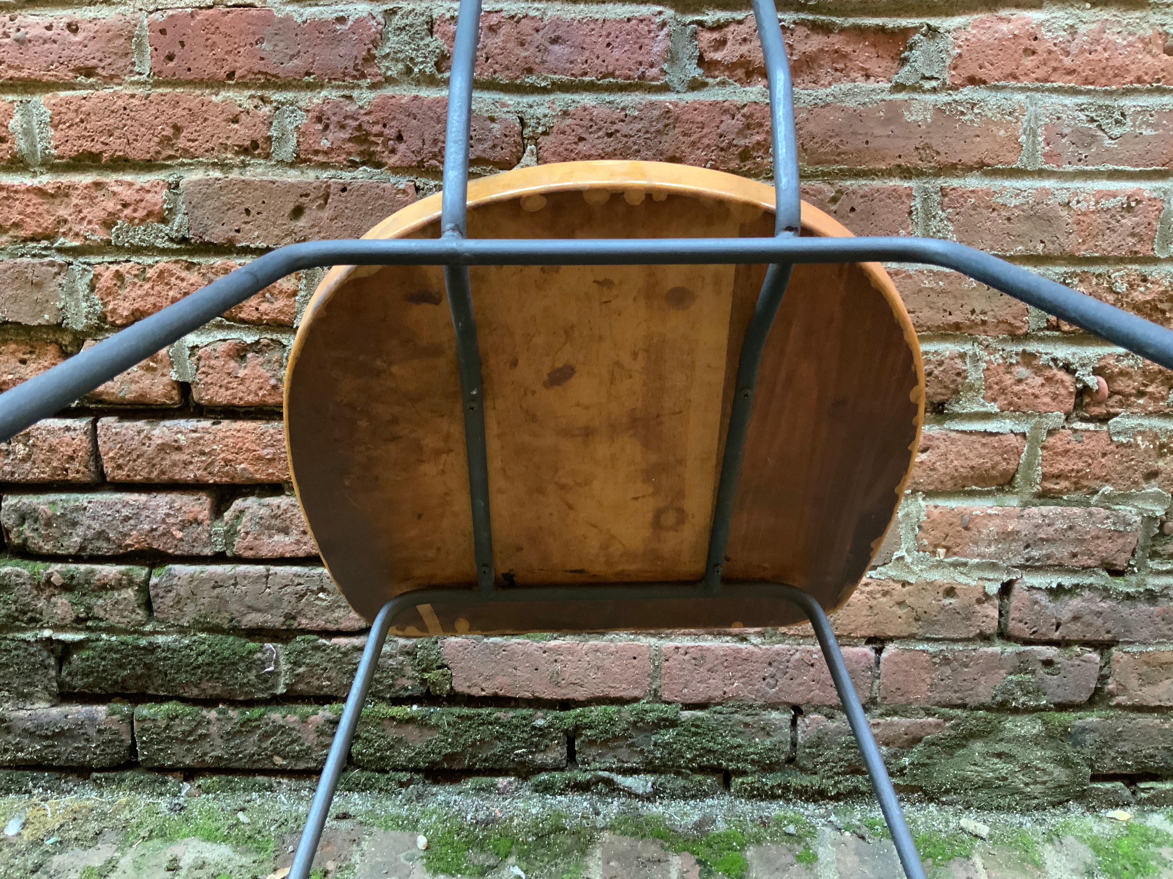 Minimalist Iron and Maple Chair in the Manner of Paul McCobb For Sale 3