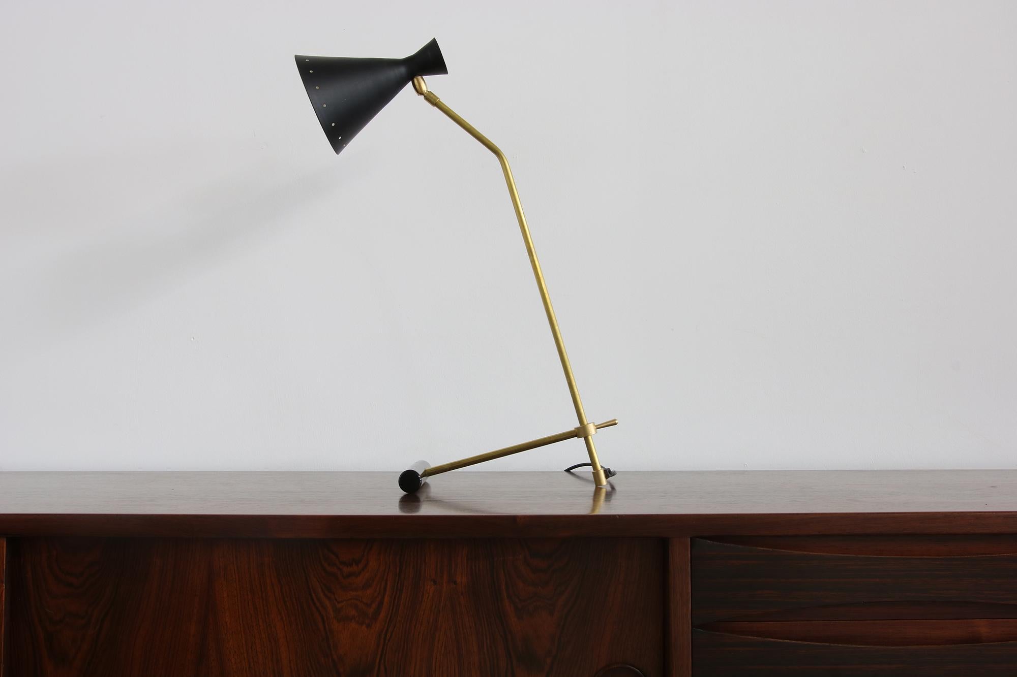 Beautiful modern Italian table lamp in midcentury style.
Works in the US and Asia as well, of course in Europe also.
Adjustable lampshade, up to 60W.

 