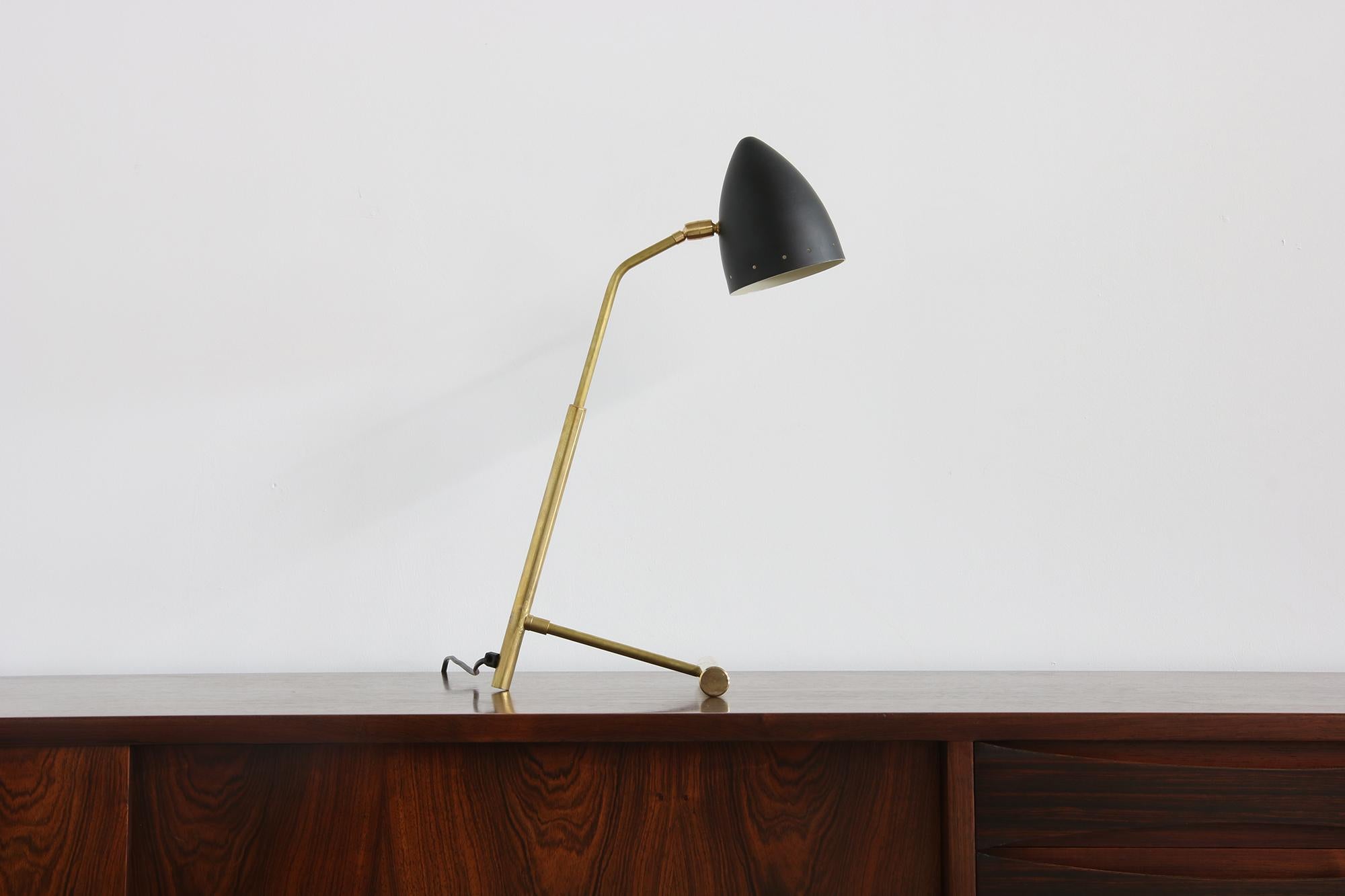 Mid-Century Modern Minimalist Italian Adjustable Table Lamp, Brass, Stilnovo Style, Modern For Sale
