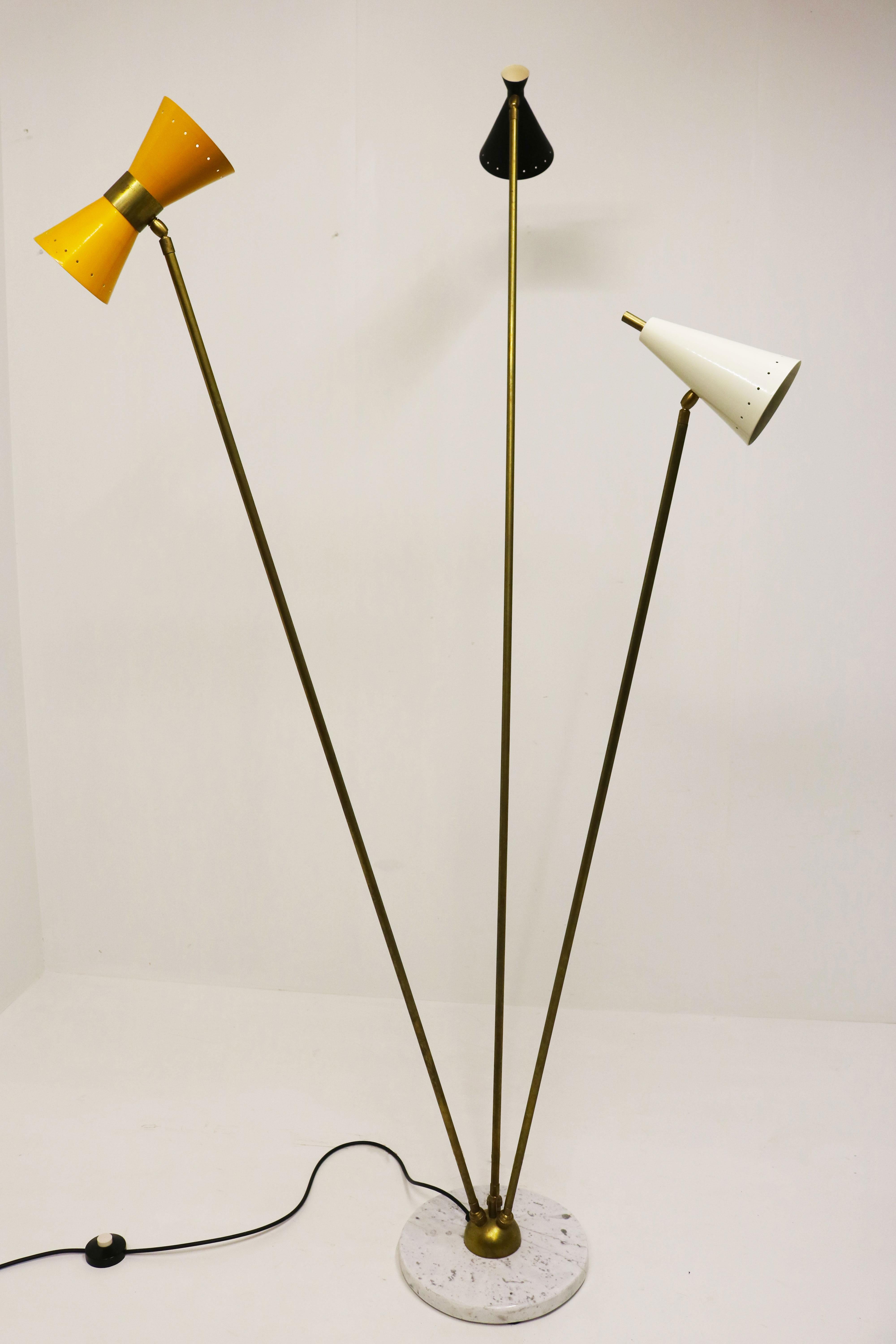 Stilvoll und zeitlos! Diese erstaunliche italienische Stehlampe aus Messing mit 3 verschieden geformten und farbigen Schirmen und einem Sockel aus Carrara-Marmor. 
Im minimalistischen Designstil von Stilnovo 1950. 
Die Stehlampe hat 4