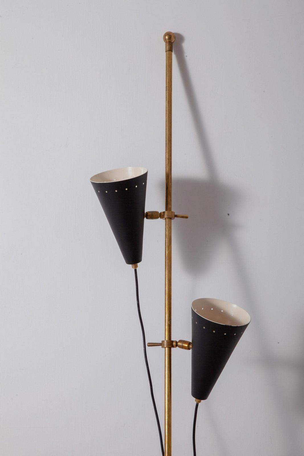 Italiano Lampada da terra a parete inclinata in stile Mid-Century Minimalista con paralumi regolabili in vendita