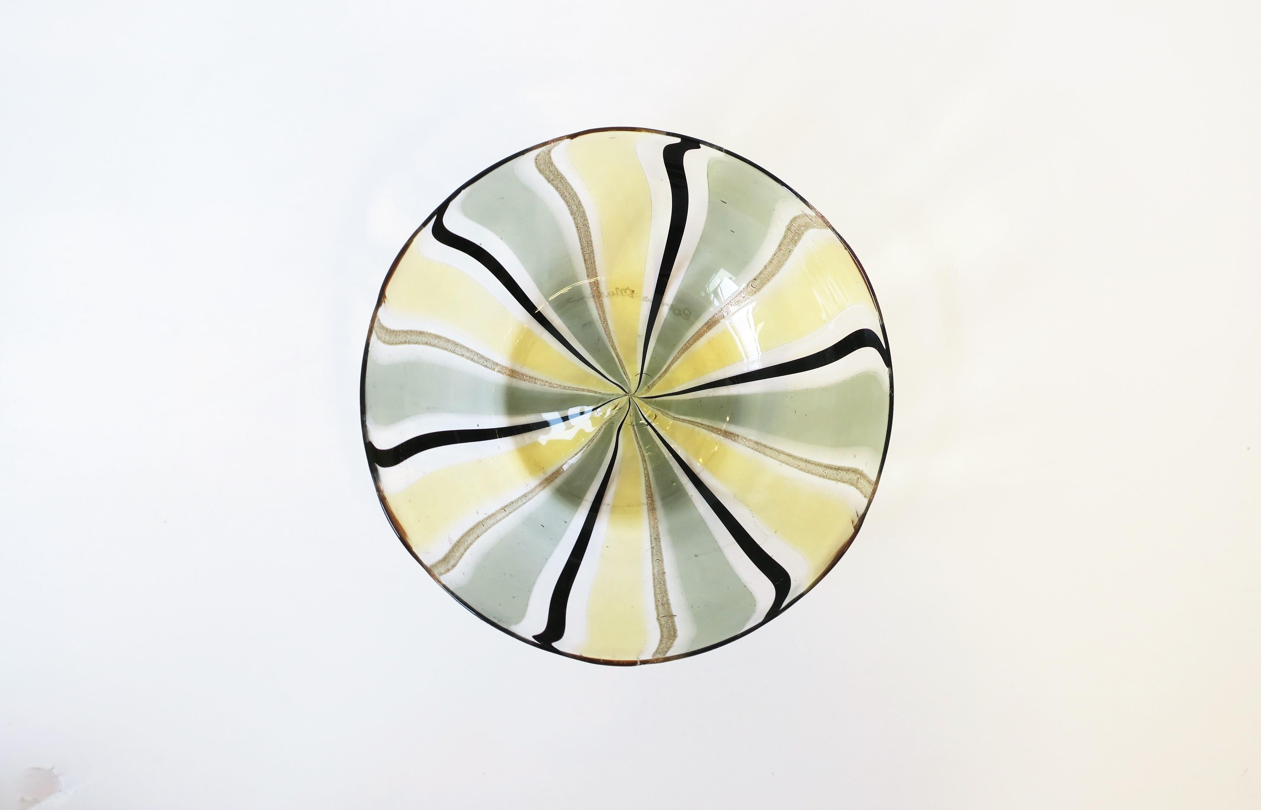 Eine schöne italienische Murano-Glasschale aus Italien. Das Design der Schale ist im minimalistischen Stil gehalten. Zu den Farben des Murano-Glases gehören klar, goldgelb, schwarz, 
