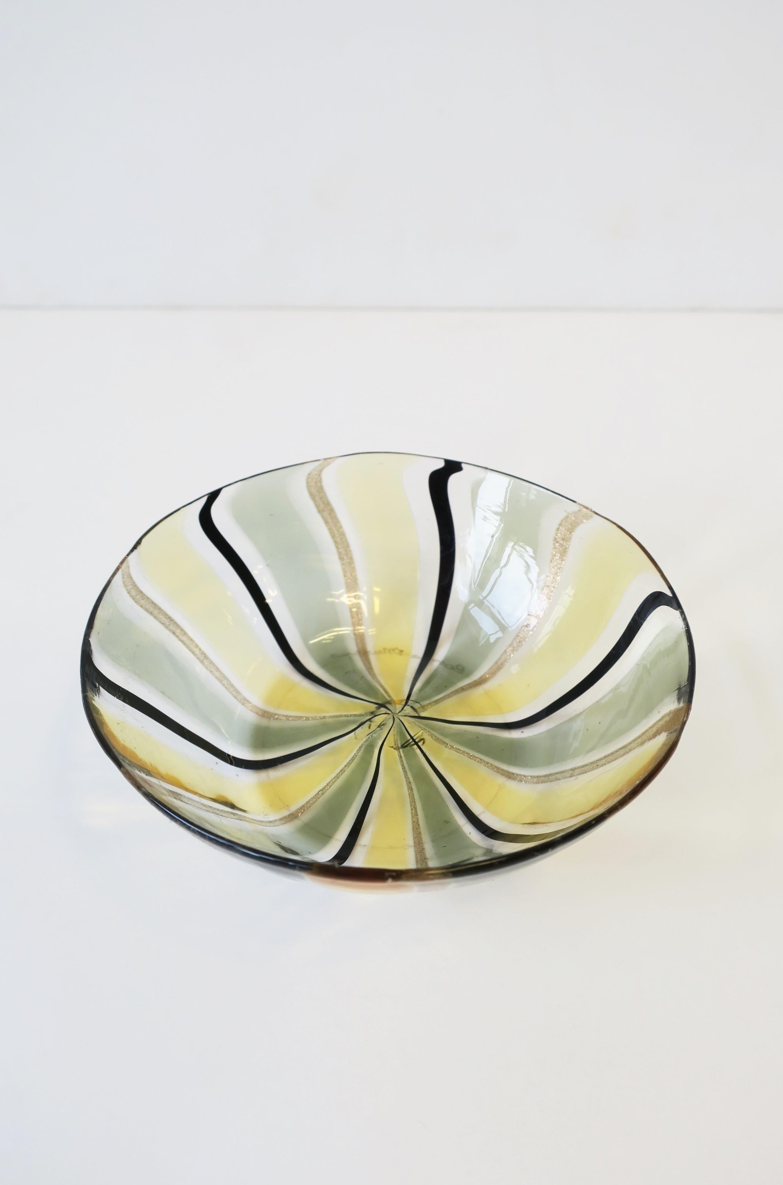 Italian Murano Black and Gold Art Glass Bowl Minimalist Style, Signed In Good Condition For Sale In New York, NY