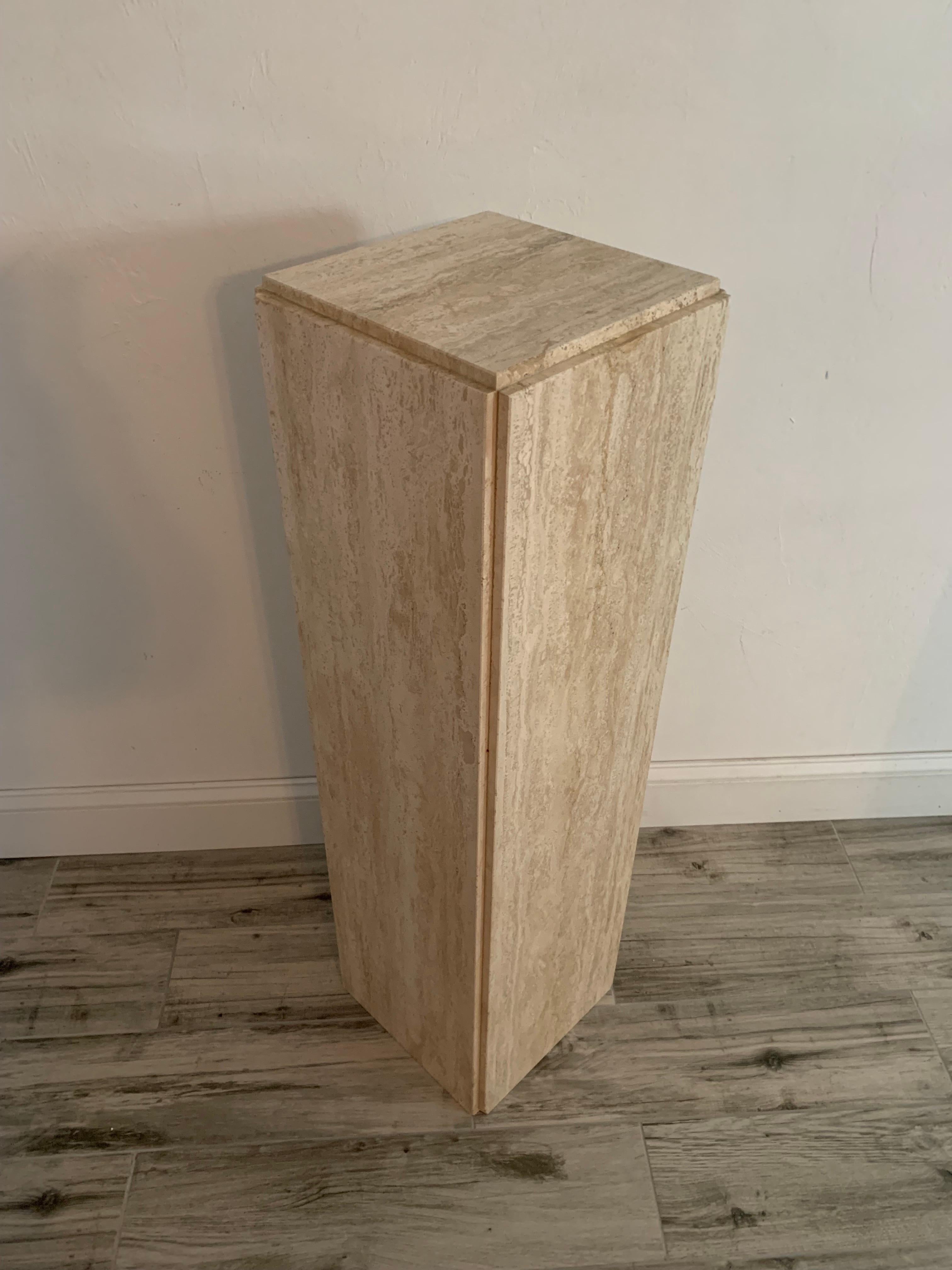 Beautiful Italian travertine marble pedestal / column / pillar / stand. 

Circa 1970s

Made in Italy 

Postomodern/modern in style. 

Beautiful array of colors including whites, sands, cream, and light browns make up the graining in the