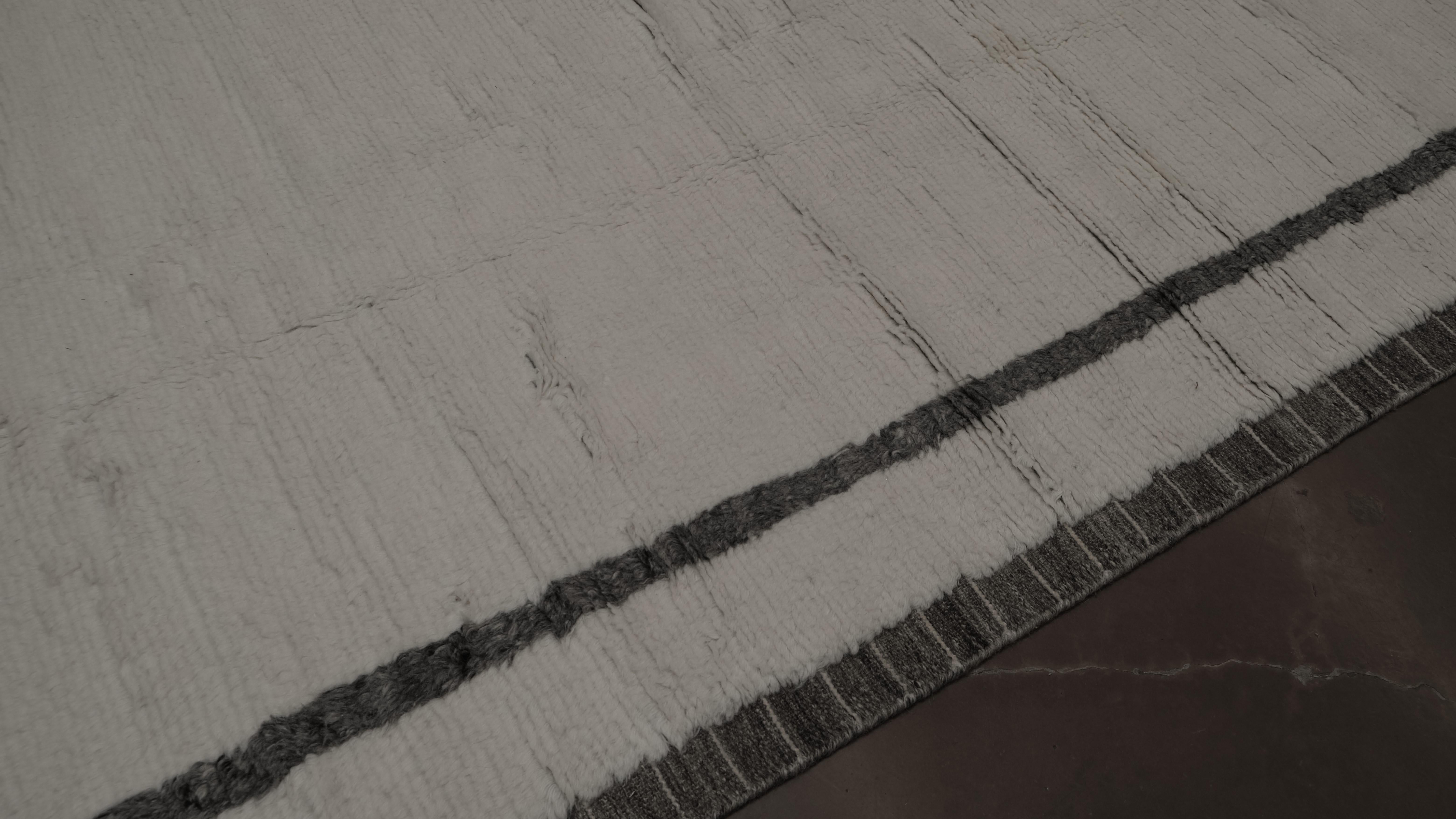 Noué à la main Tapis minimaliste en laine avec cadre ivoire et taupe 9'3''x12' en vente