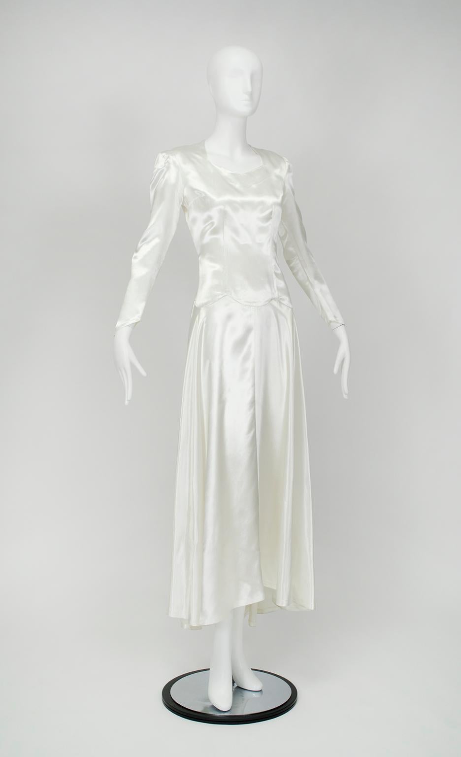 Minimalistisches Elfenbeinfarbenes Lacksatin-Knöchellanges Hochzeitskleid mit Herz - M, 1940er Jahre (Grau) im Angebot