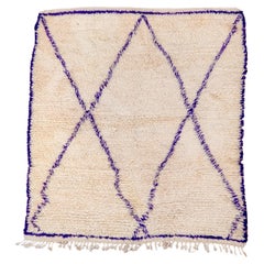 Tapis carré Beni Ourain minimaliste ivoire et violet, vers les années 1960