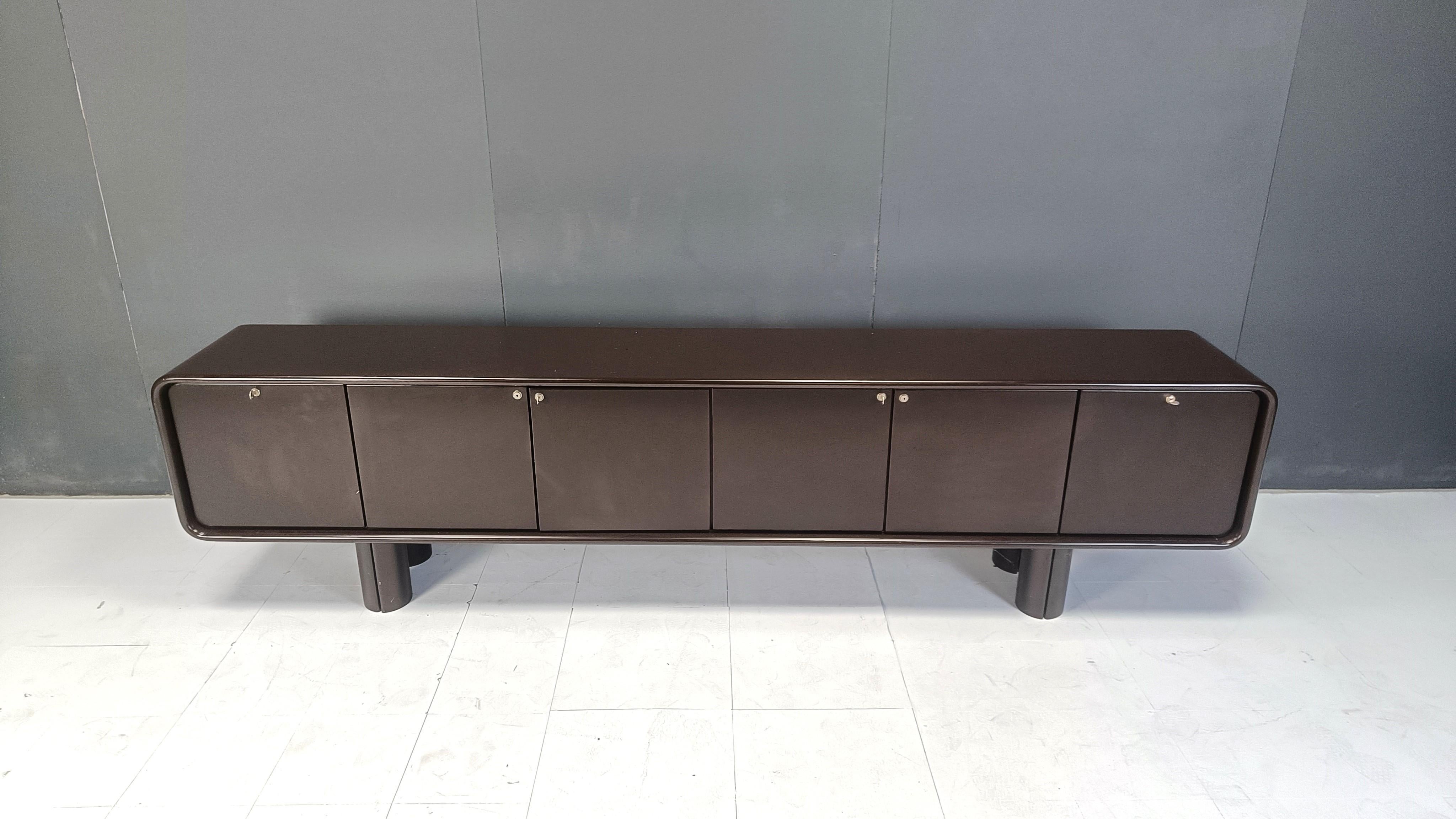 Space age era, Minimalist model 'Janda' sideboard designed by Frank De Clercq.

Sturdy solid wood casing with a brown lacquered finish.

The sideboard has four doors, and two large drawer sections.

Very good condion.

These sideboards where also