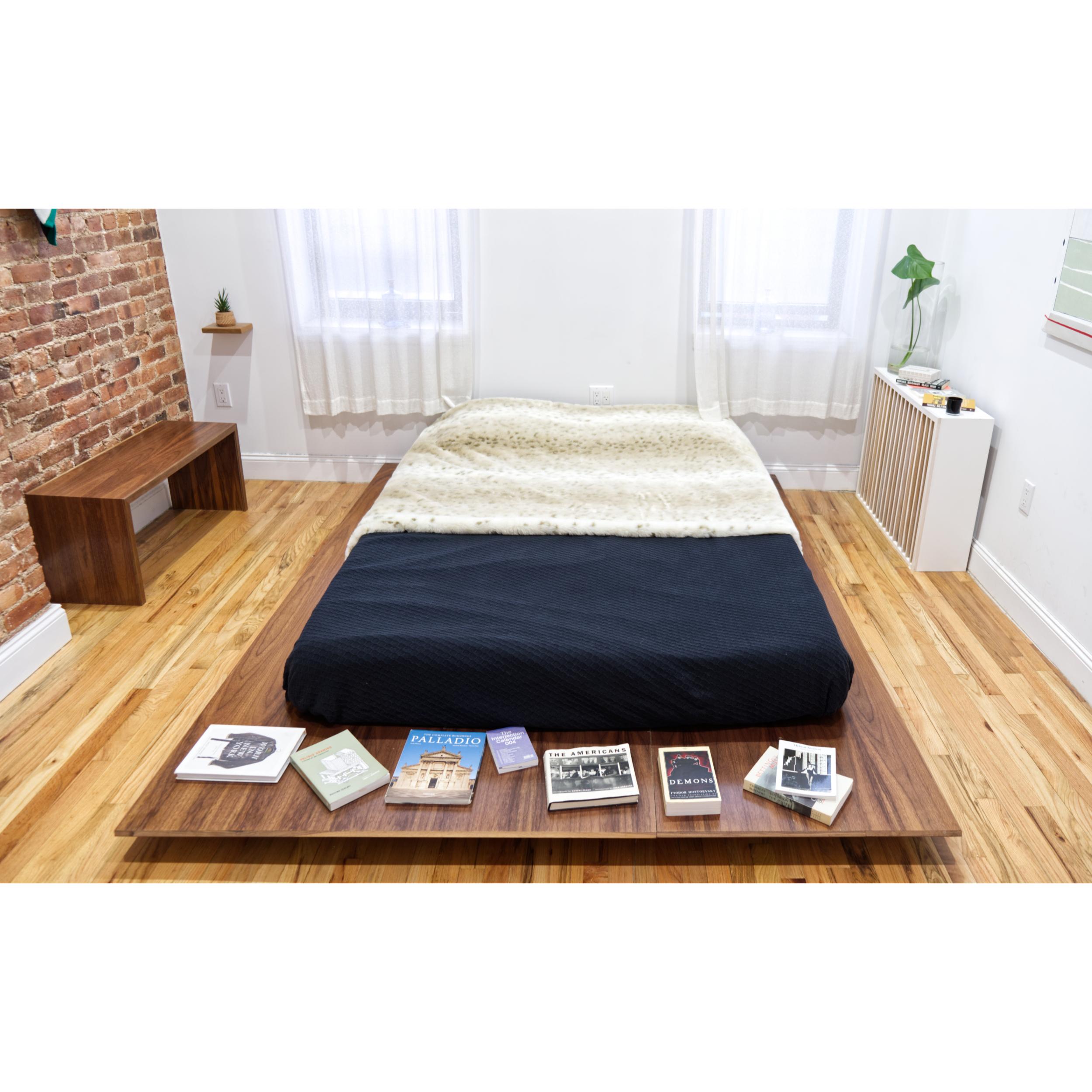 Ode à notre ami Donald Judd, le design du cadre de lit fait appel au style tatami des chambres japonaises et au Hygge du confort danois. La révélation est célébrée dans son ombre. Le repos se fait plus près du sol pour un sommeil plus frais. La base