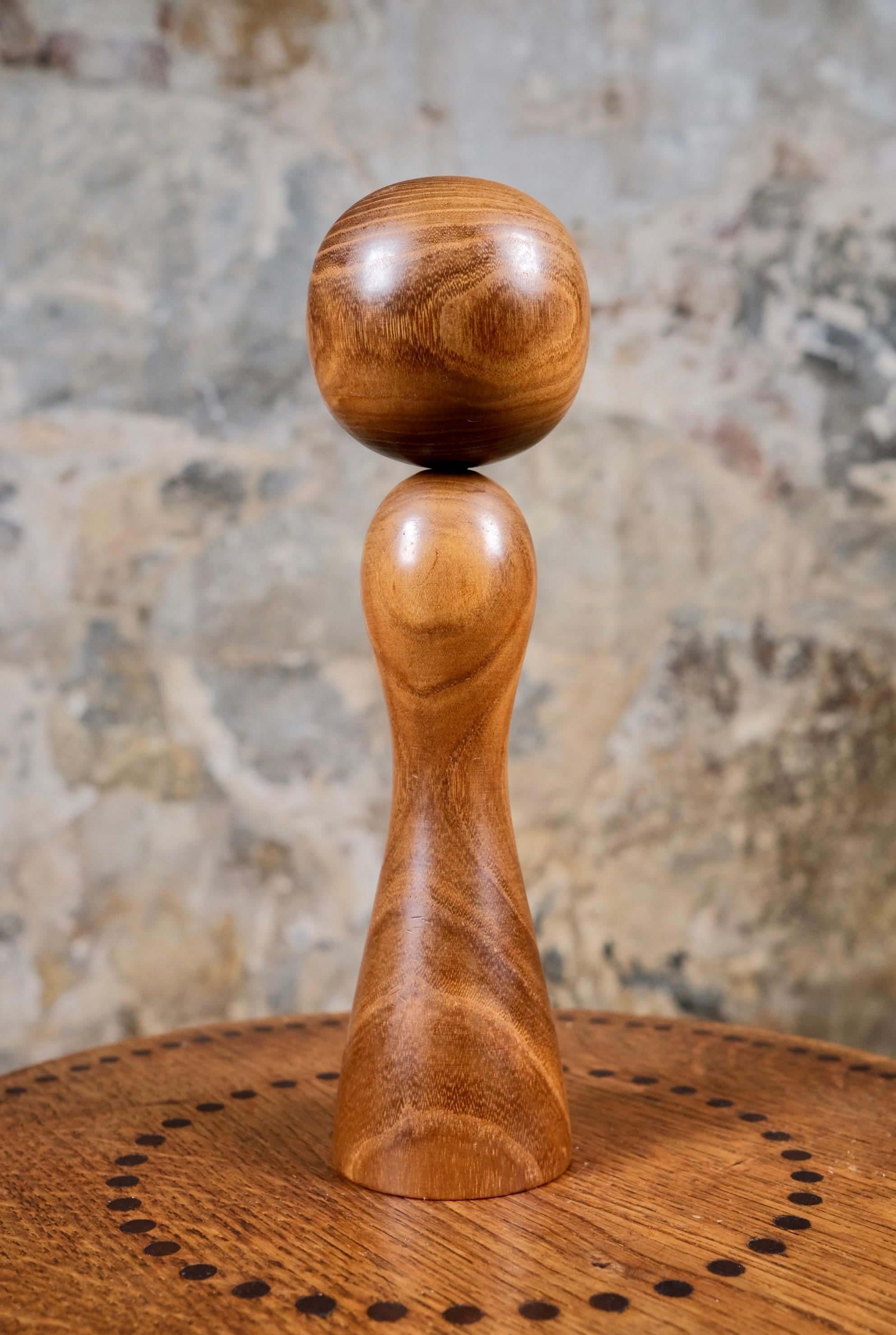 Minimalistisches Kokeshi, das Muhitsu Miyajima zugeschrieben wird, hergestellt in den 1970er Jahren.
Mit seinem schlichten Design und seinem beweglichen Kopf passt es perfekt zu unserem 