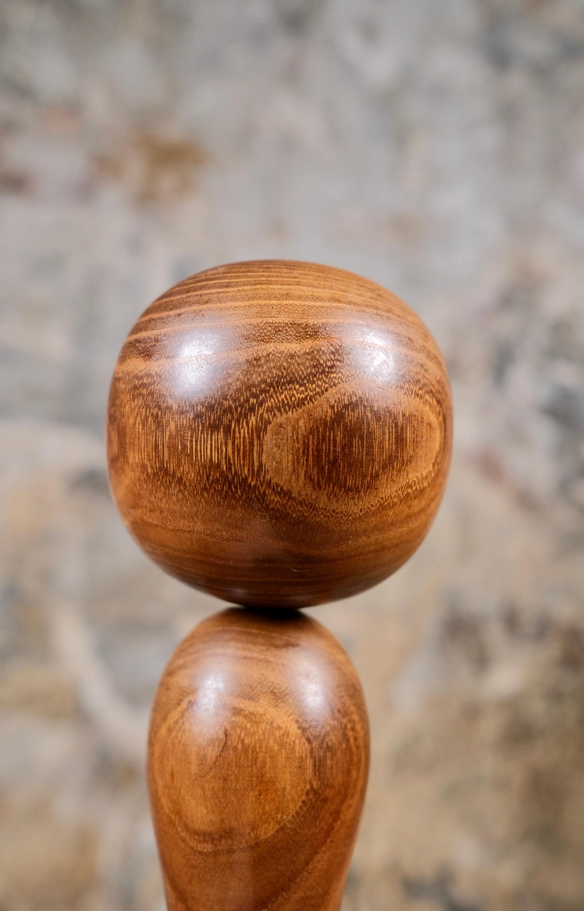 Minimalistischer Kokeshi, Muhitsu Miyajima zugeschrieben Muhitsu Miyajima, Japan, 1970er Jahre (Handgeschnitzt) im Angebot
