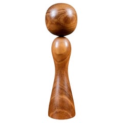 Kokeshi minimalista atribuida a Muhitsu Miyajima, Japón, años 70