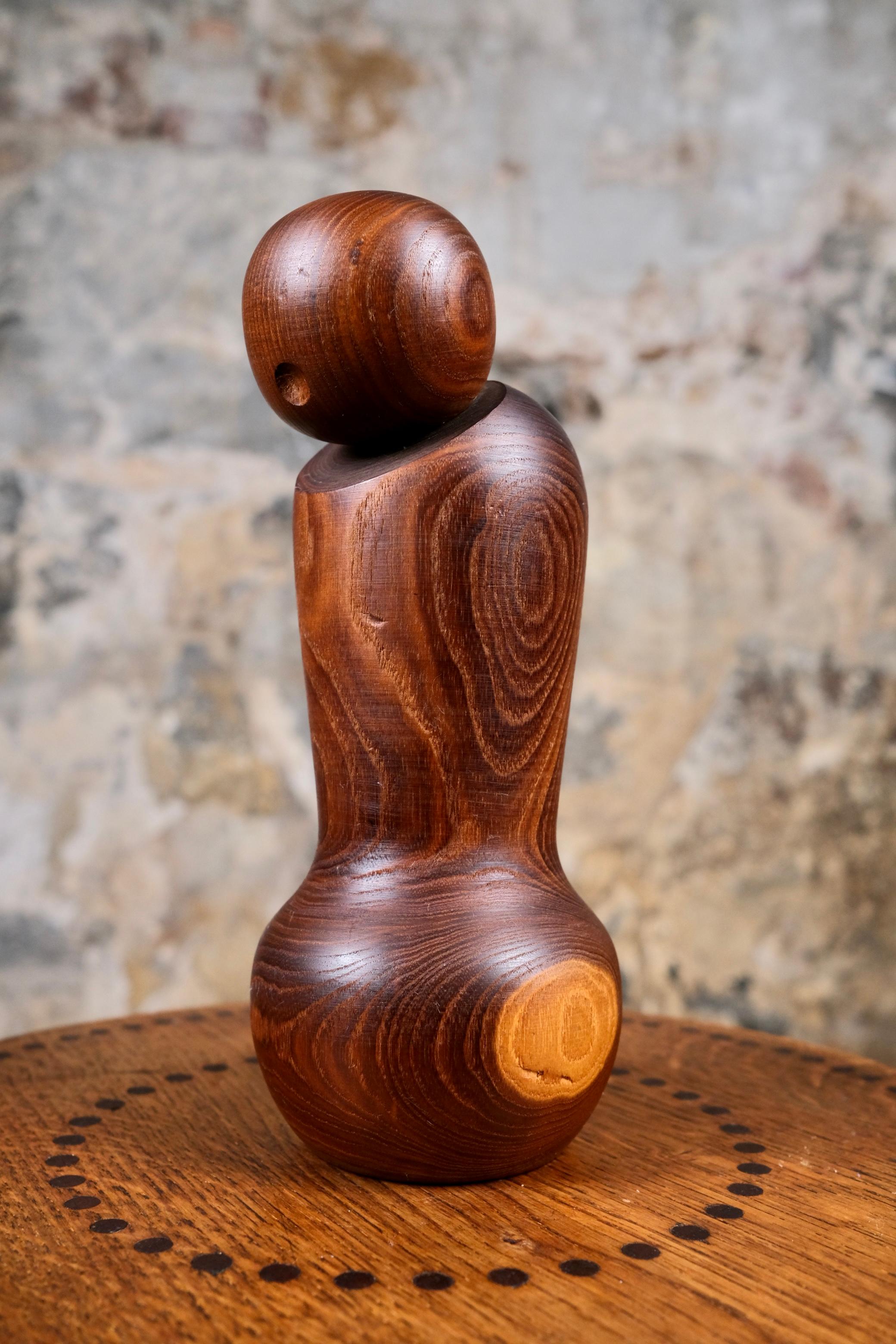 Kokeshi minimaliste, fabriquée dans les années 1960 par Aida Seihou, alias Harumine, l'un des pionniers des Sosaku Kokeshi (Kokeshi créatives).
Magnifique grain de bois, forme très mignonne qui rappelle une personne âgée.
Rare, très bon état,