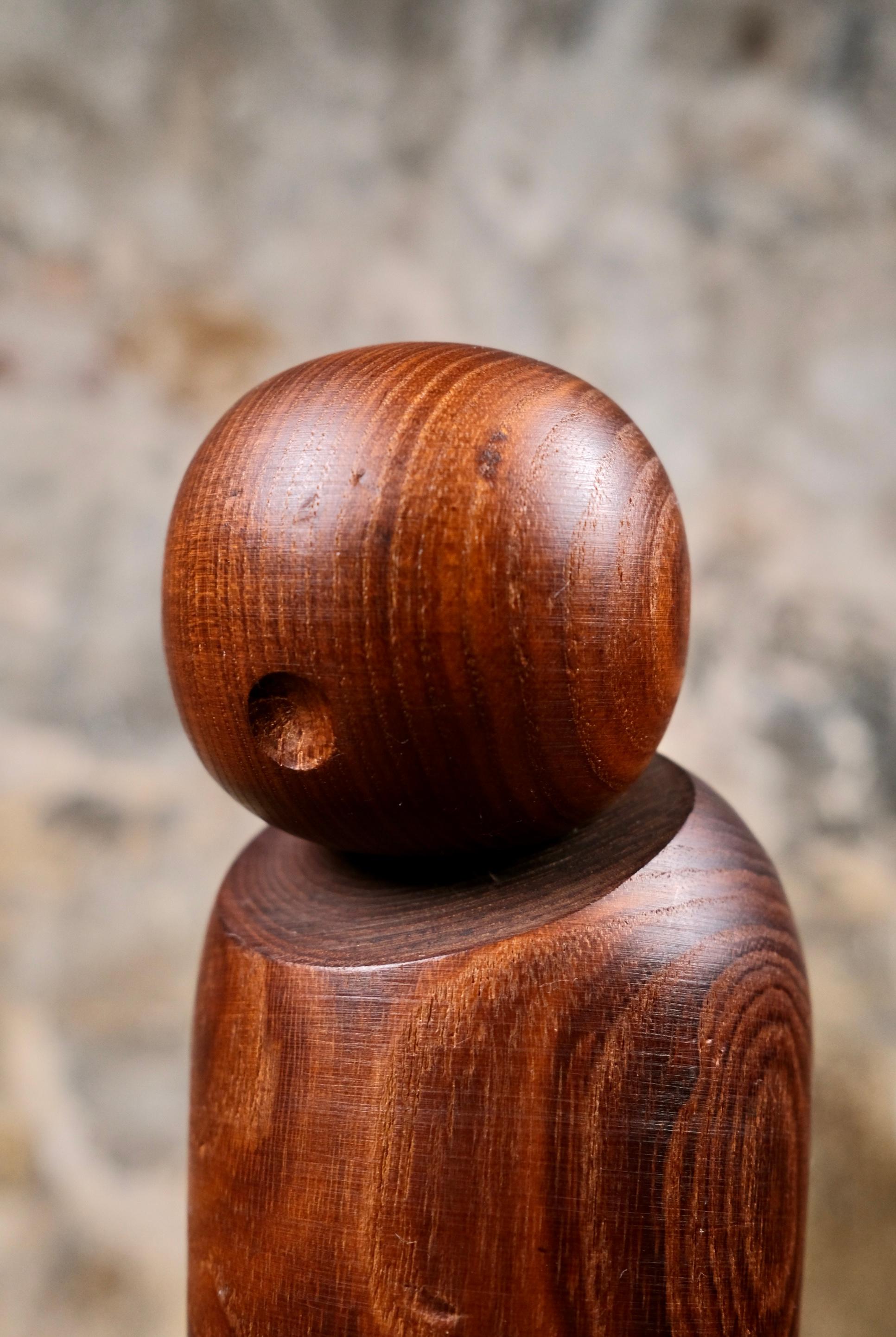 Sculpté à la main Kokeshi minimaliste d'Aida Seihou 