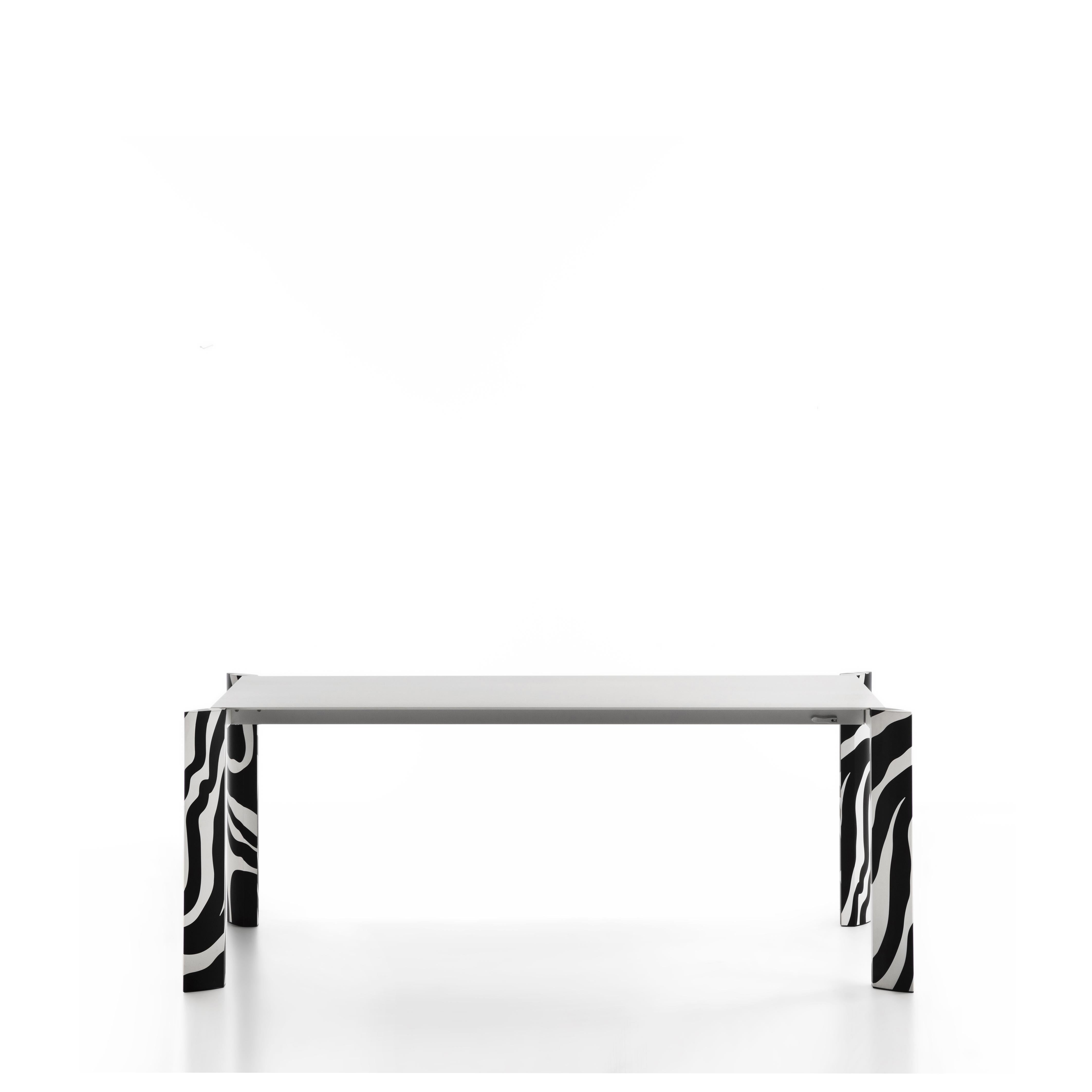 Metaverso table

Distinguished by four extraordinarily patterned legs covered with printed corn paper, this dining table exudes the utmost style and originality. Entirely fashioned of recycled aluminum, it features an extendible top that opens up