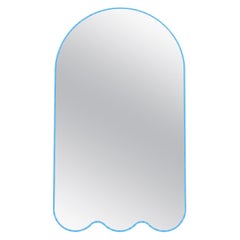 Lámpara de pared minimalista grande, azul claro, con forma de arco y base ondulada - Archvyli A3