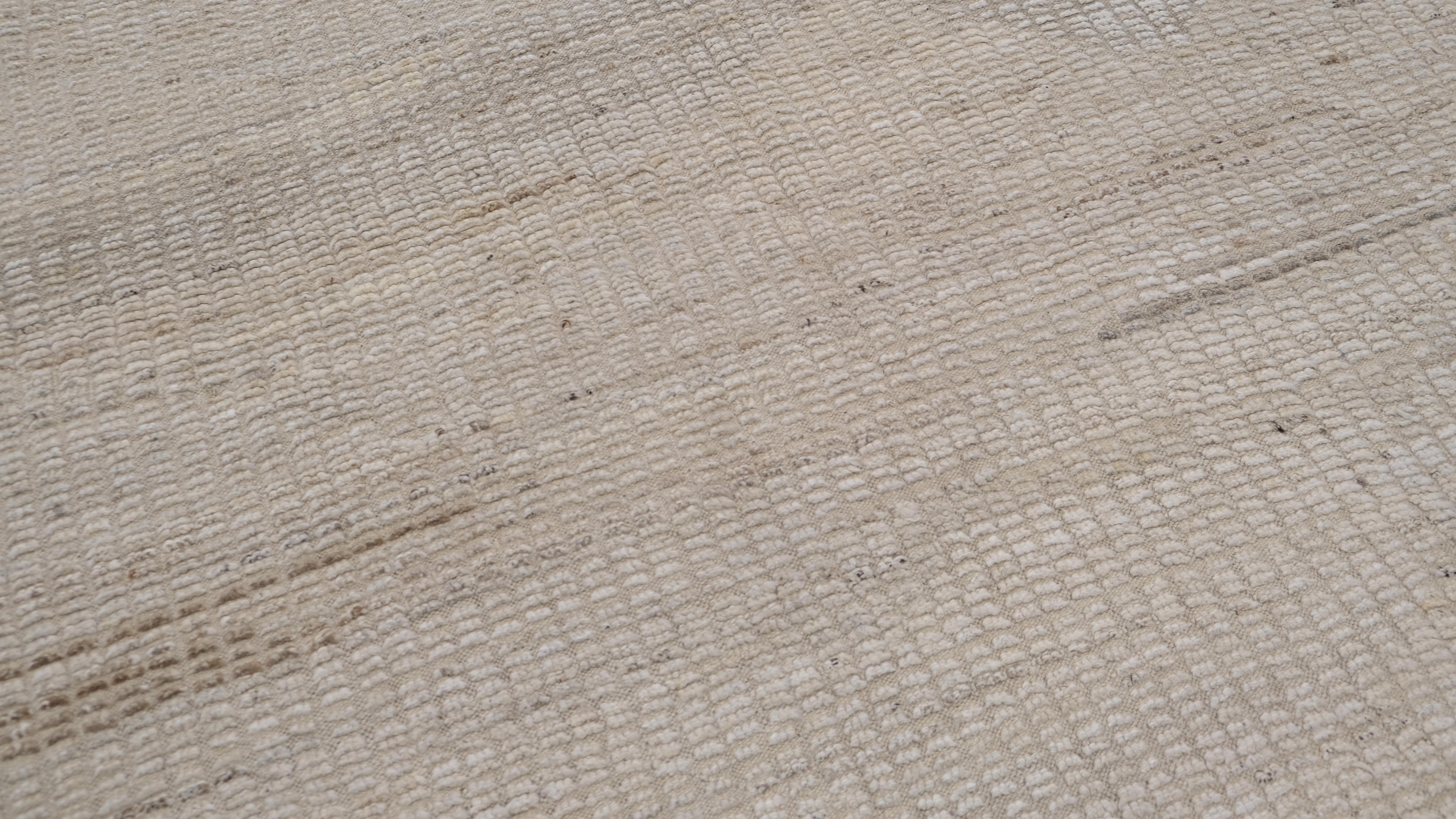 Minimalistischer Wollteppich mit linearem Muster und neutralen Texturdetails 9'4''x12'9'' (Afghanisch) im Angebot