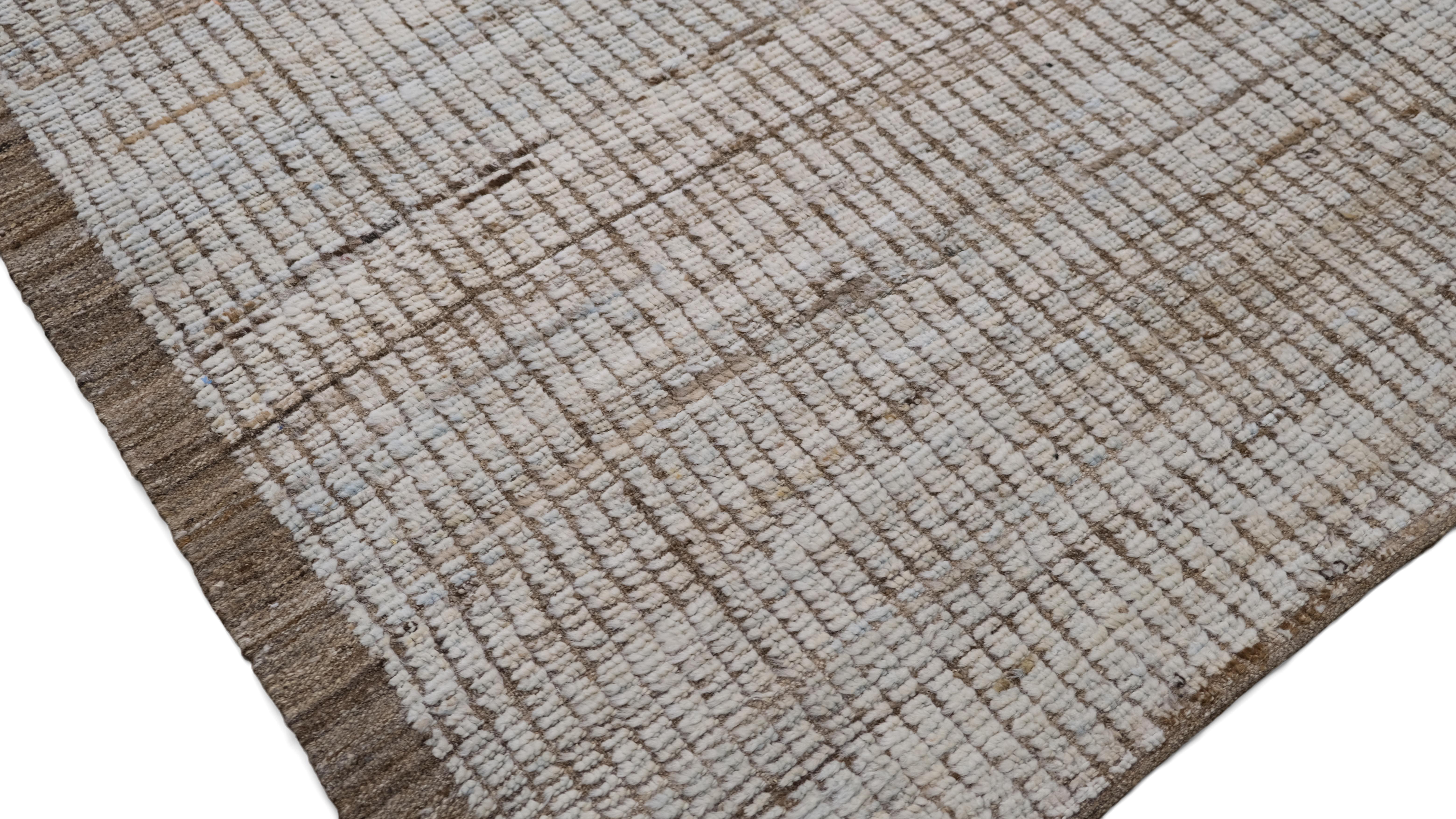 Dieser handgeknüpfte Wollteppich verkörpert modernen Minimalismus mit zeitlosem Reiz. Mit einem subtilen linearen Muster auf der Oberfläche erzeugt das Design einen strukturierten visuellen Effekt, der die schlichte Eleganz des Teppichs